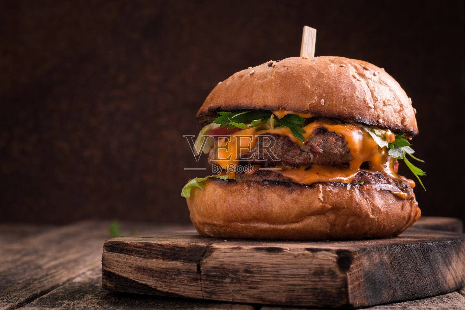 美味的烤汉堡配生菜和蛋黄酱，质朴的木桌照片摄影图片