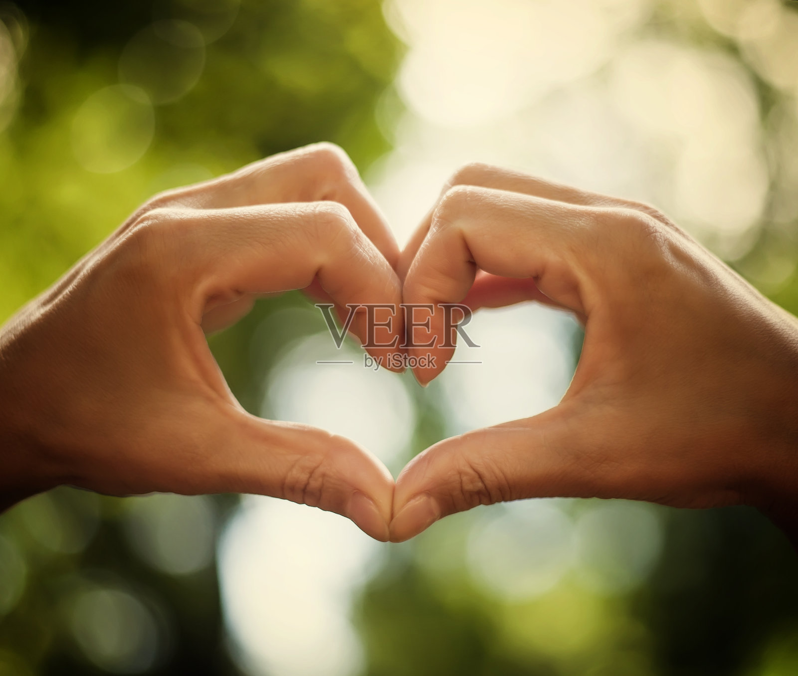 人类双手的心作为爱的象征照片摄影图片