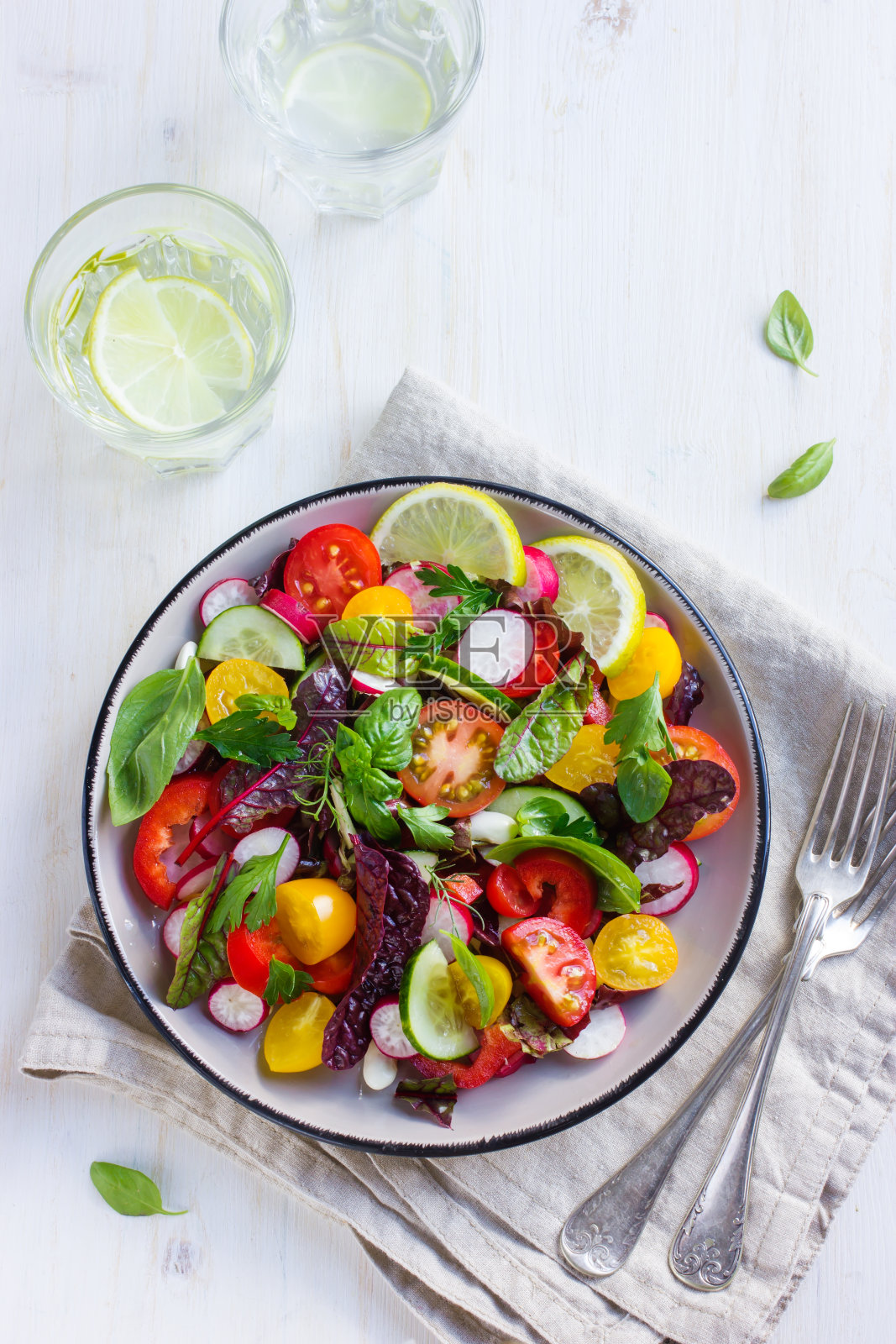 健康的沙拉配上新鲜的夏季蔬菜照片摄影图片
