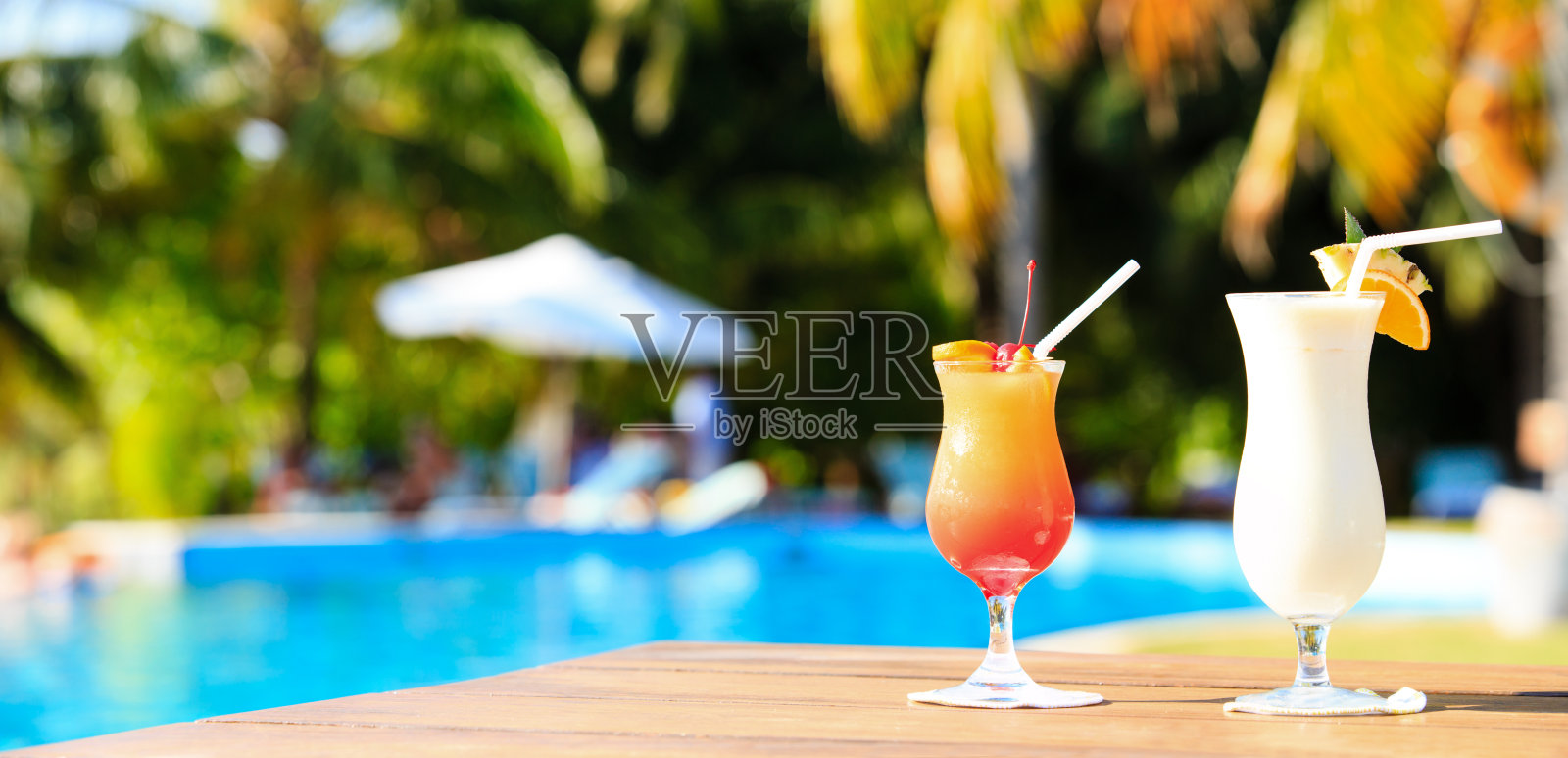 两杯鸡尾酒在豪华的热带海滩度假村，全景照片摄影图片