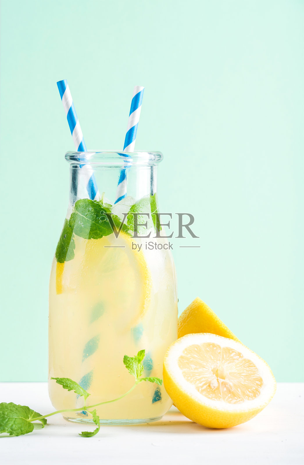一瓶自制柠檬水，加薄荷，冰，柠檬，纸吸管照片摄影图片