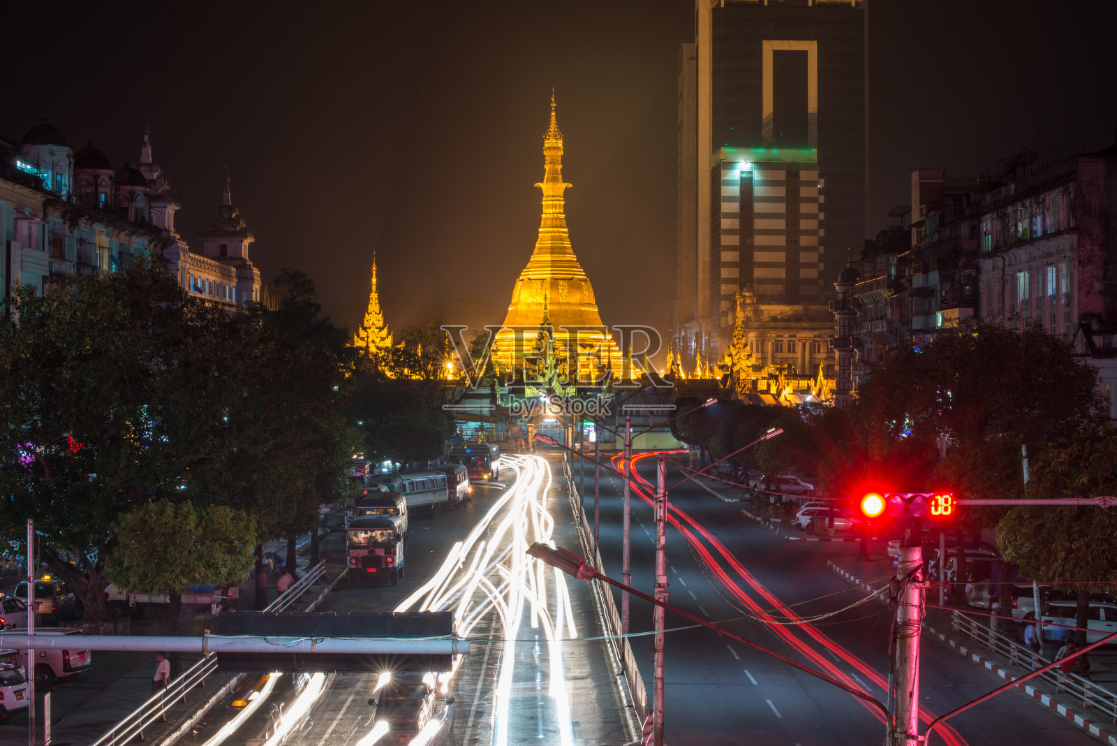 缅甸首都仰光的苏勒帕亚塔。照片摄影图片