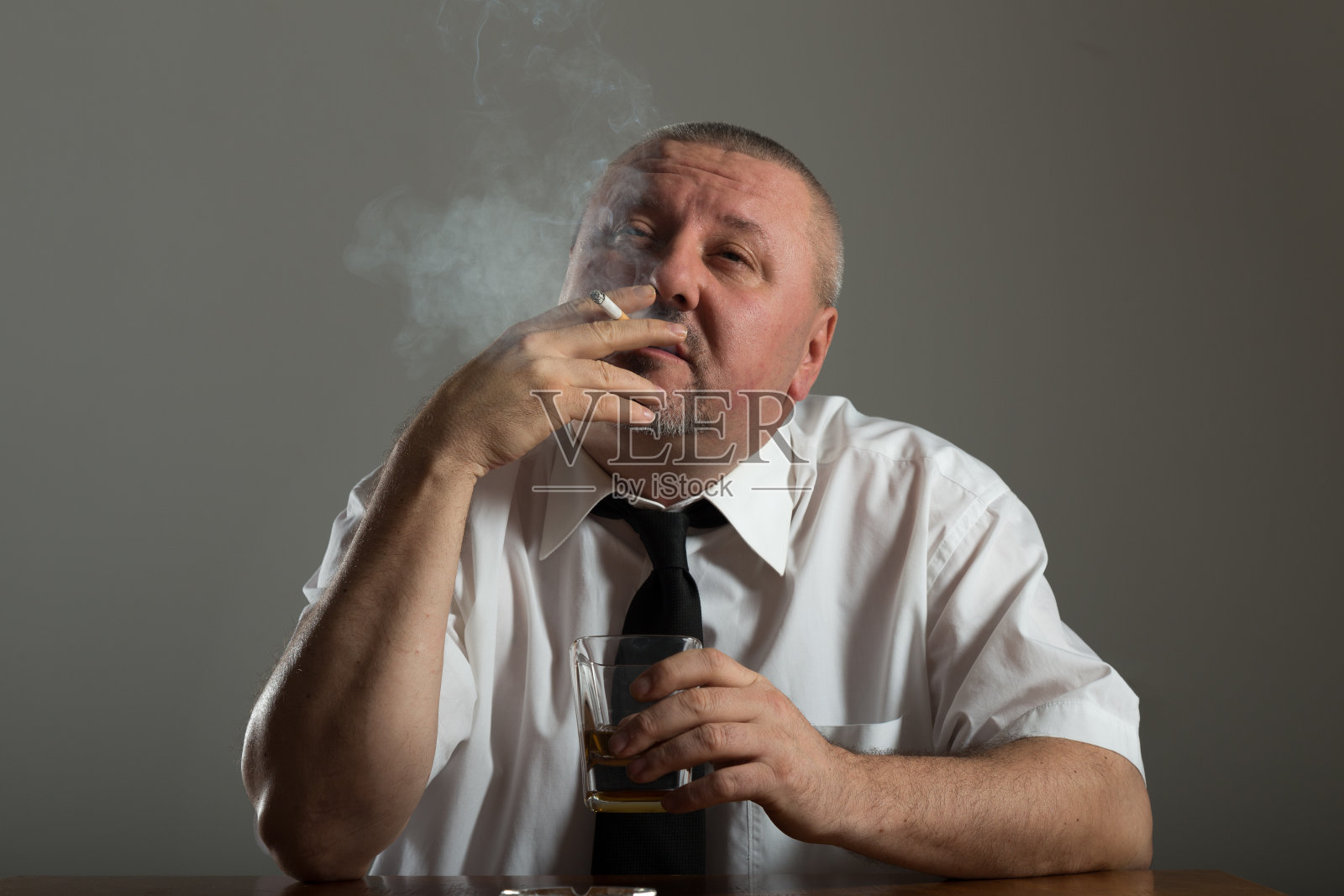 喝酒抽烟的商人照片摄影图片