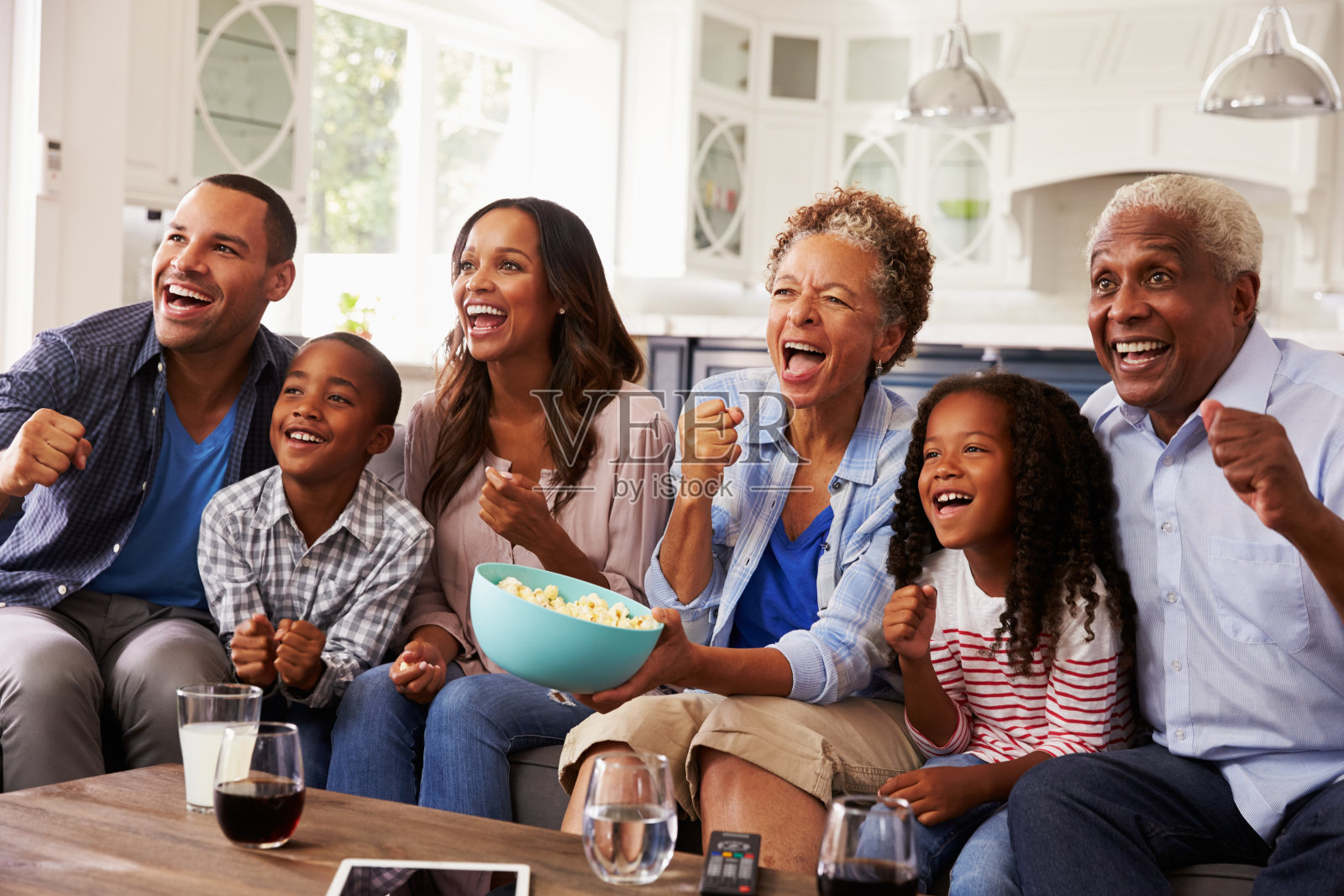 多代黑人家庭在家看体育节目照片摄影图片