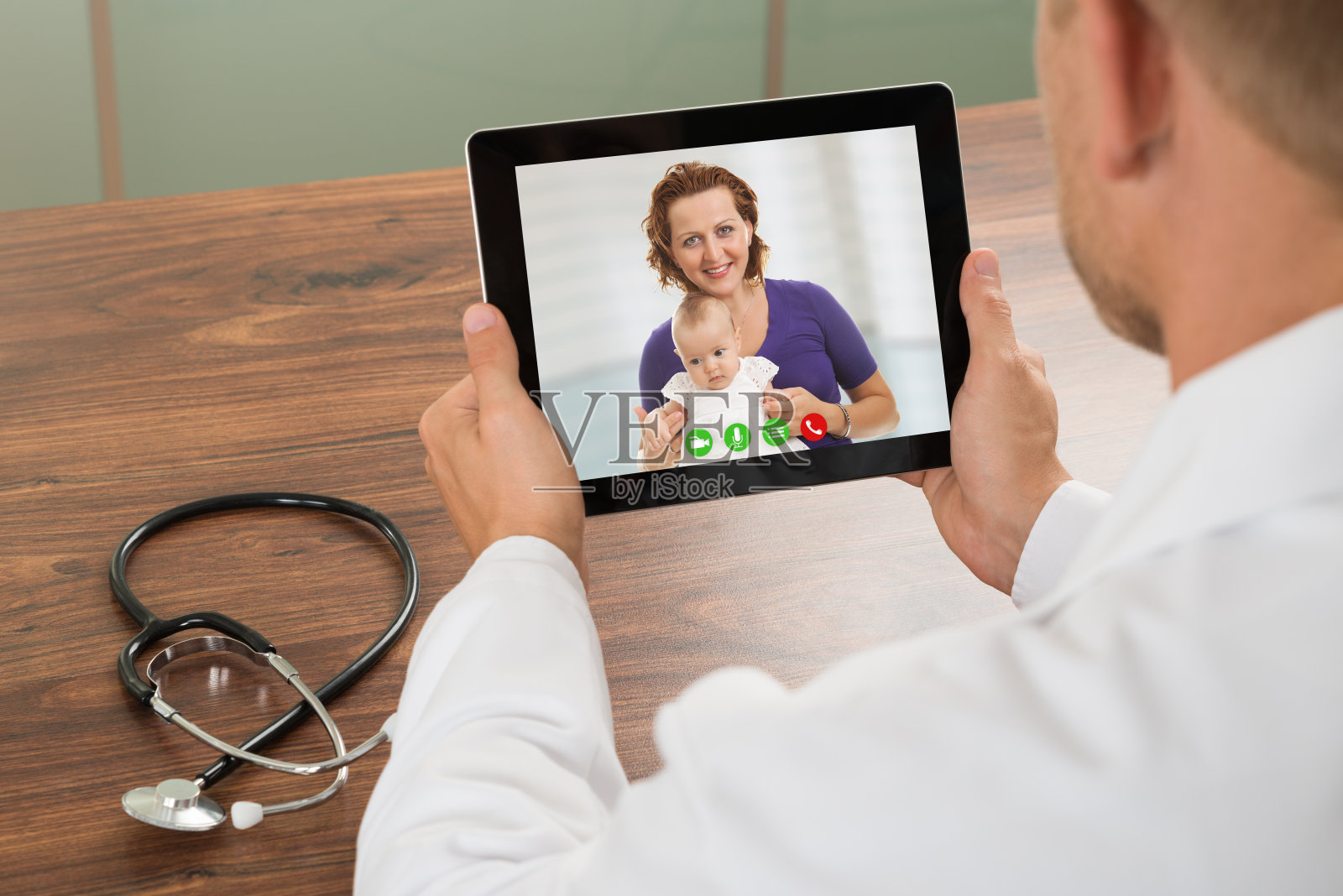 医生与病人通过笔记本电脑视频聊天照片摄影图片