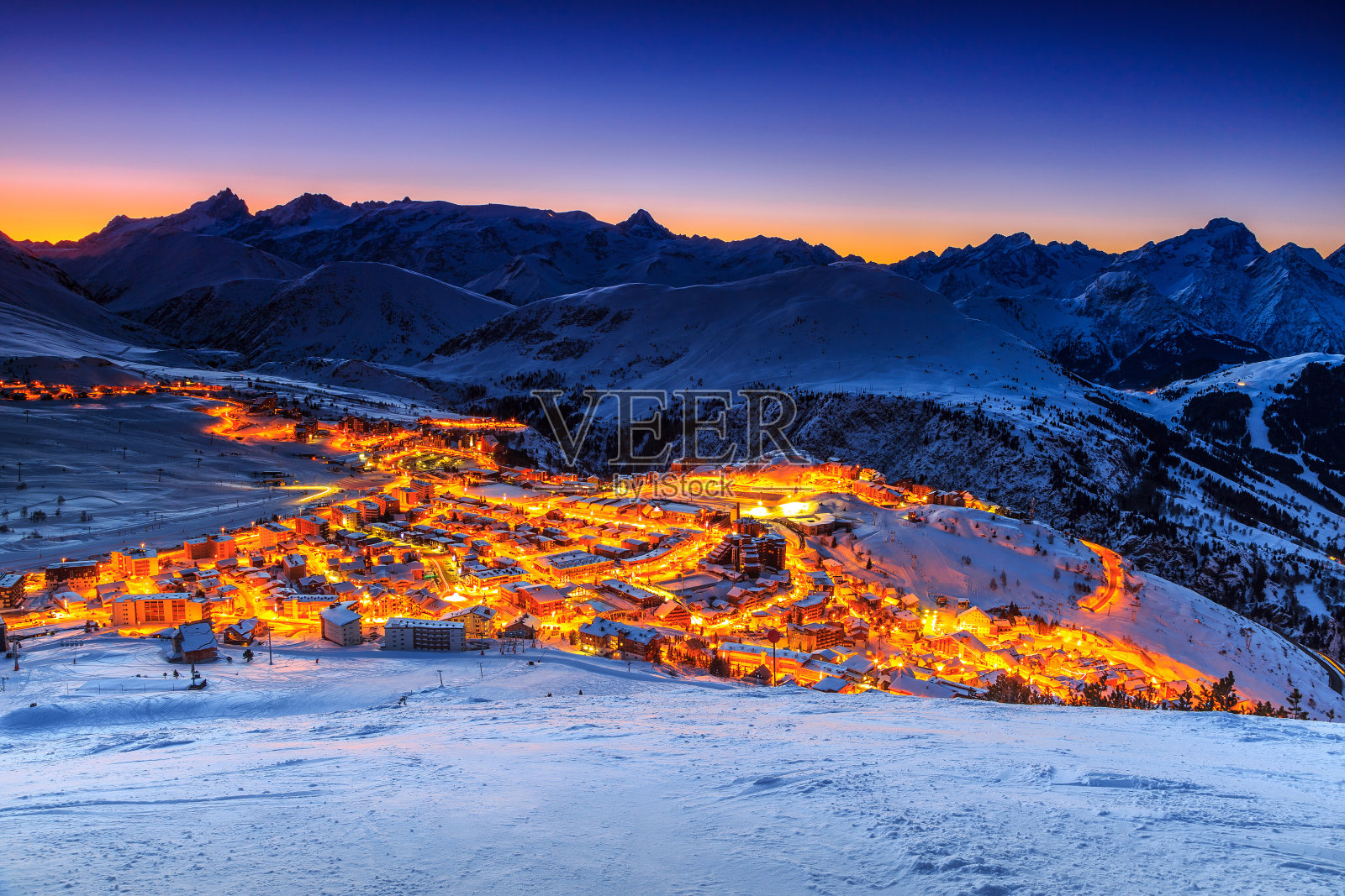 美丽的日出和滑雪胜地在法国阿尔卑斯山，欧洲照片摄影图片