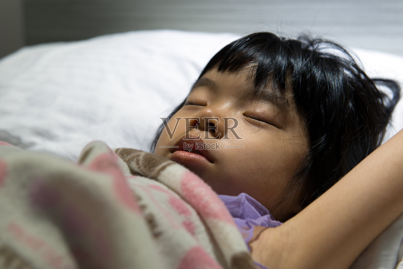 亚洲孩子睡觉照片摄影图片