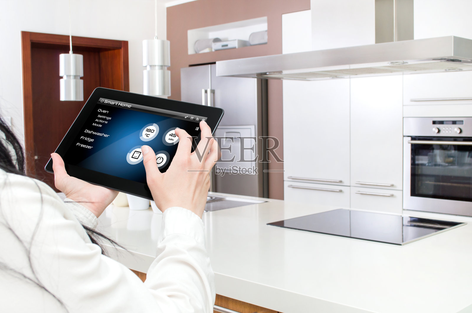平板电脑控制智能厨房的概念。照片摄影图片