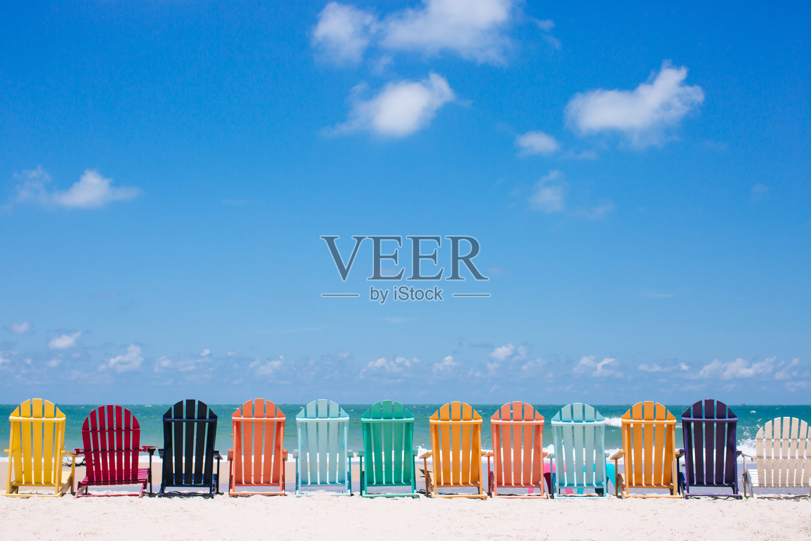 海滩上漂亮的彩色椅子照片摄影图片
