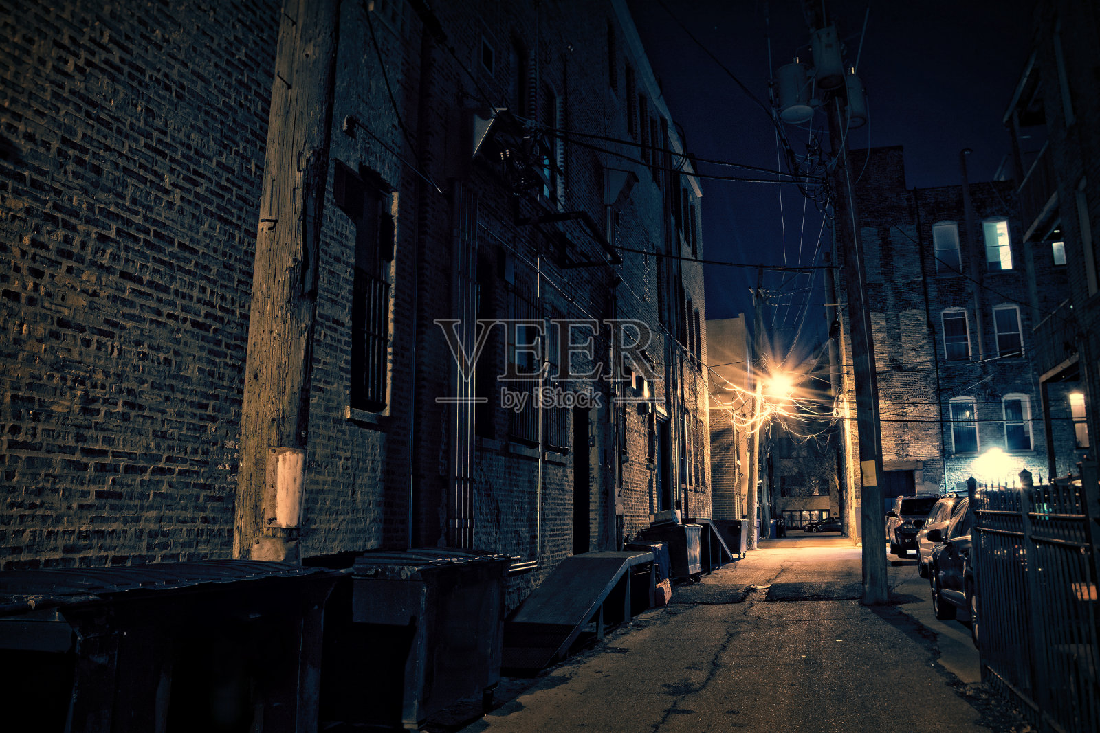 黑暗的城市小巷照片摄影图片