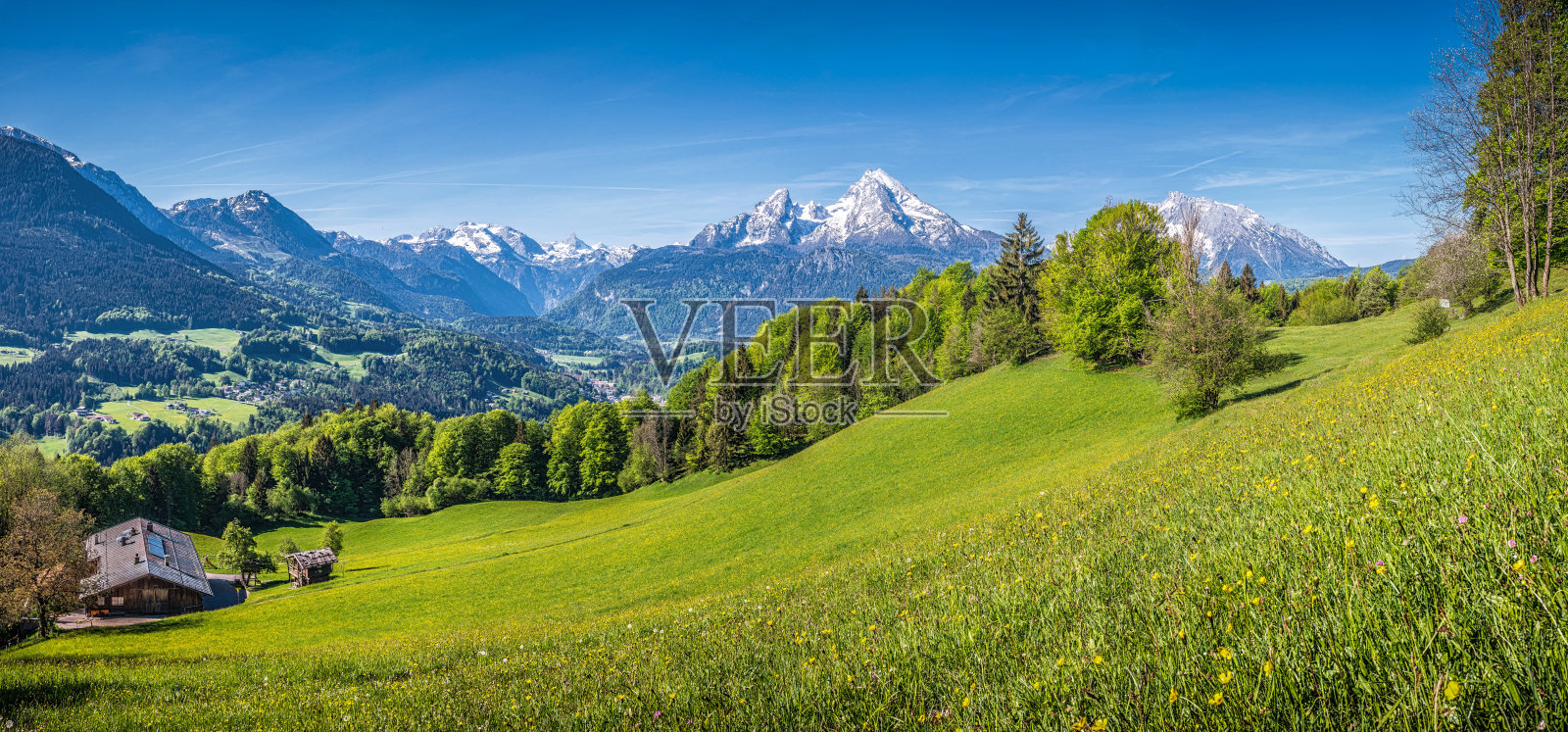 春天阿尔卑斯山的田园风光和山间小屋照片摄影图片
