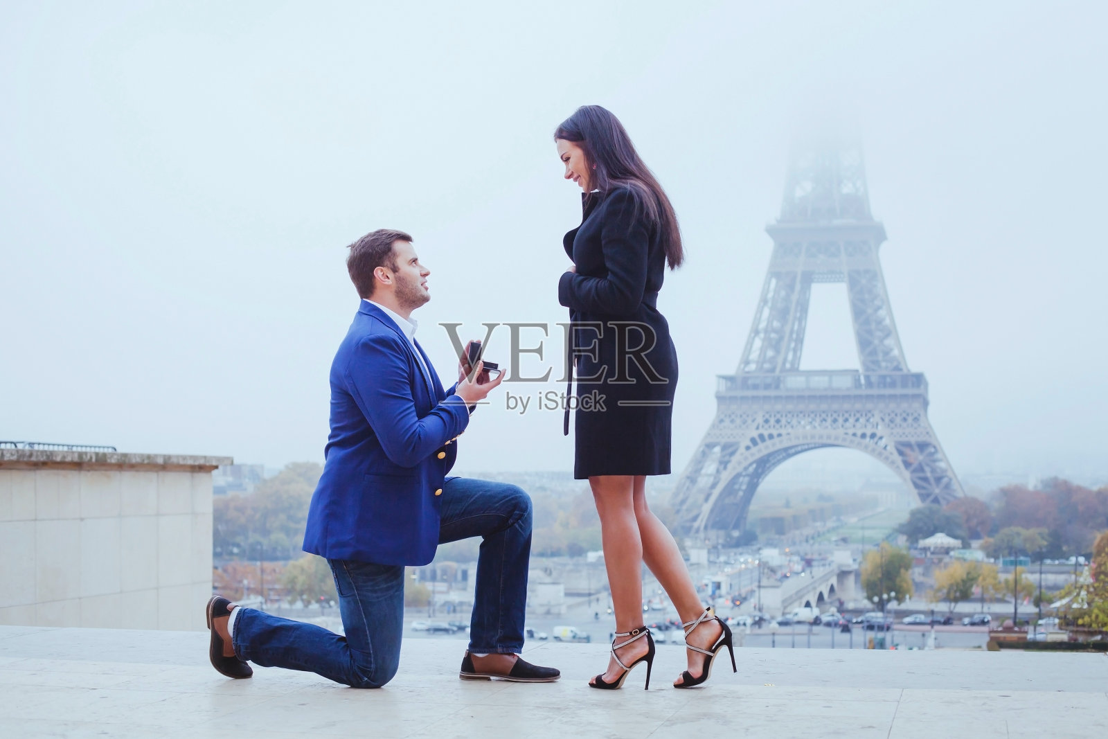 在巴黎订婚，求婚，浪漫的情侣照片摄影图片