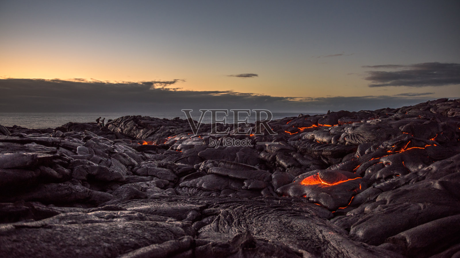 黎明时分太平洋海岸的熔岩场照片摄影图片
