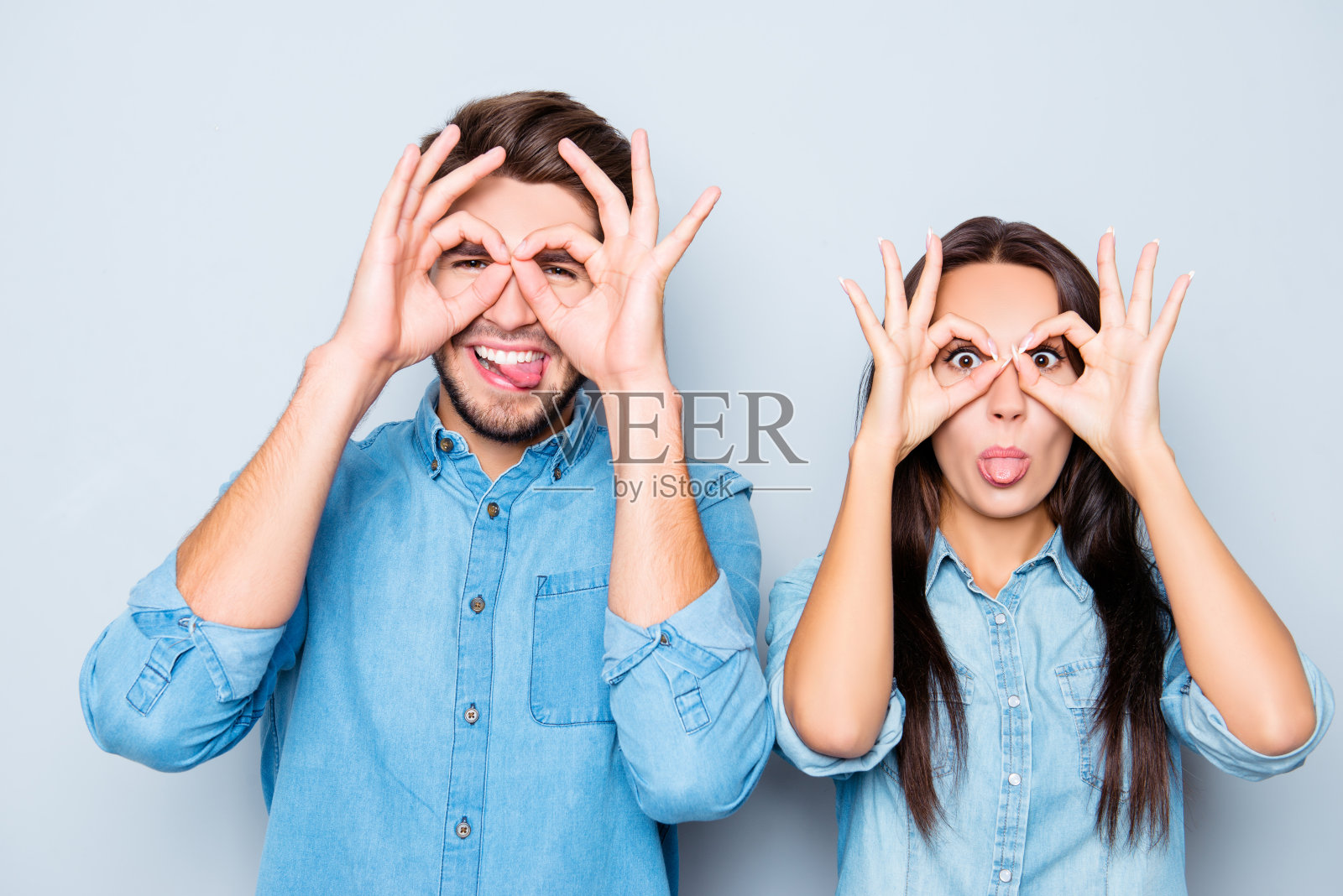 幸福的夫妻用手指和舌头做眼镜照片摄影图片