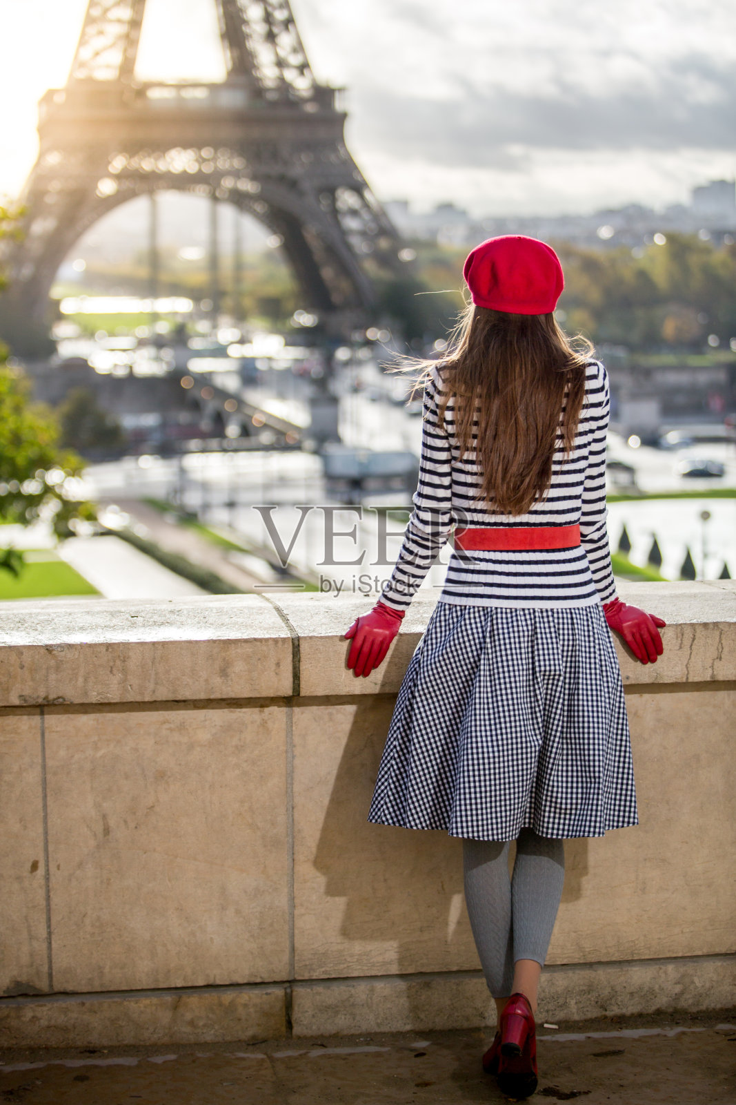 巴黎女游客在埃菲尔铁塔照片摄影图片