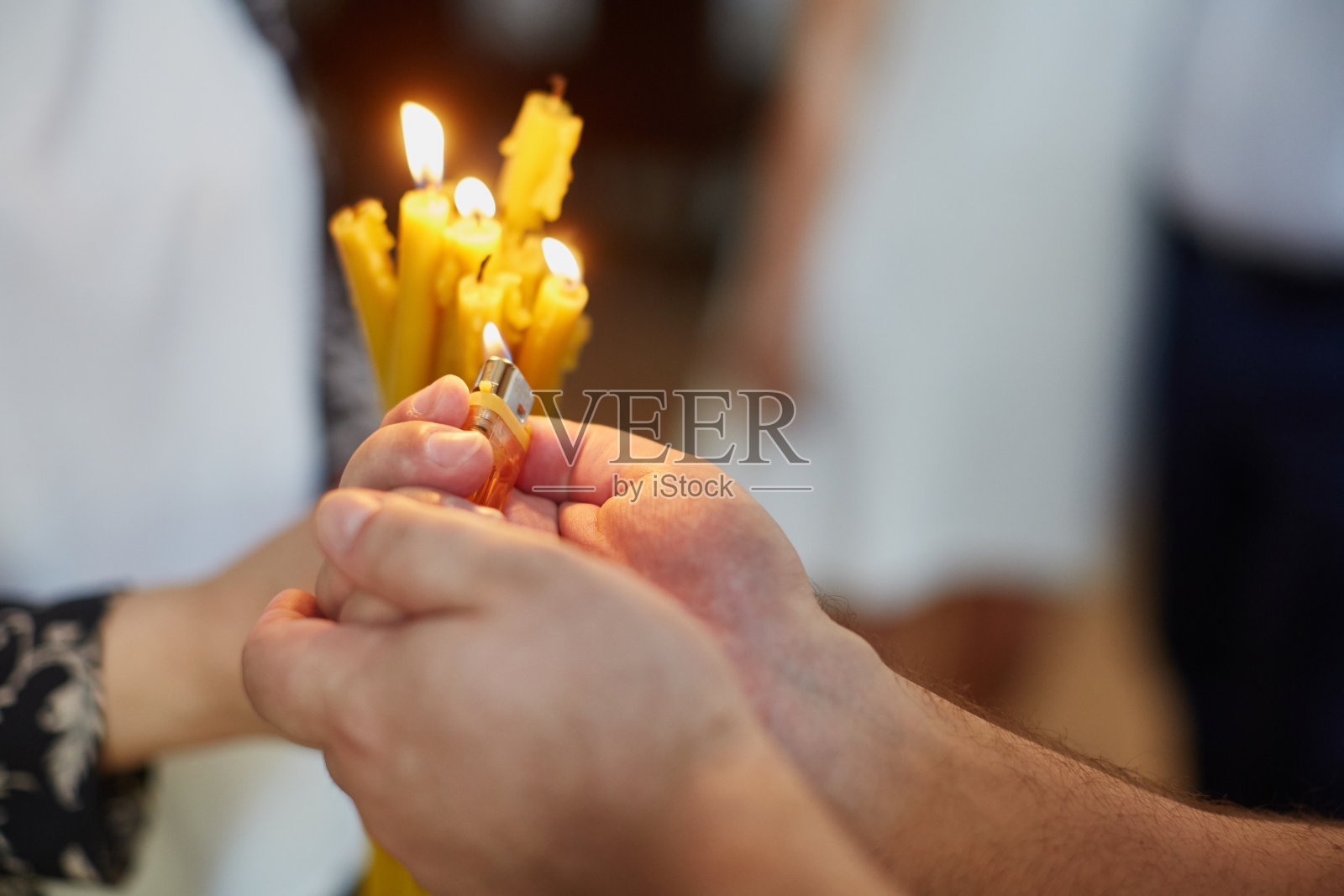 正统洗礼时的蜡烛照片摄影图片