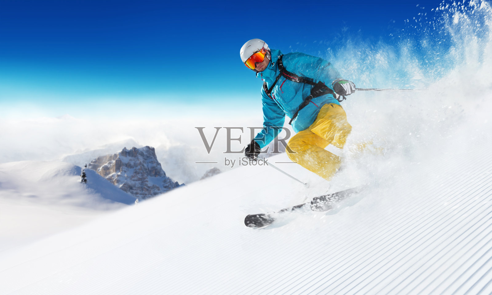 滑雪者在雪道上往下坡跑照片摄影图片