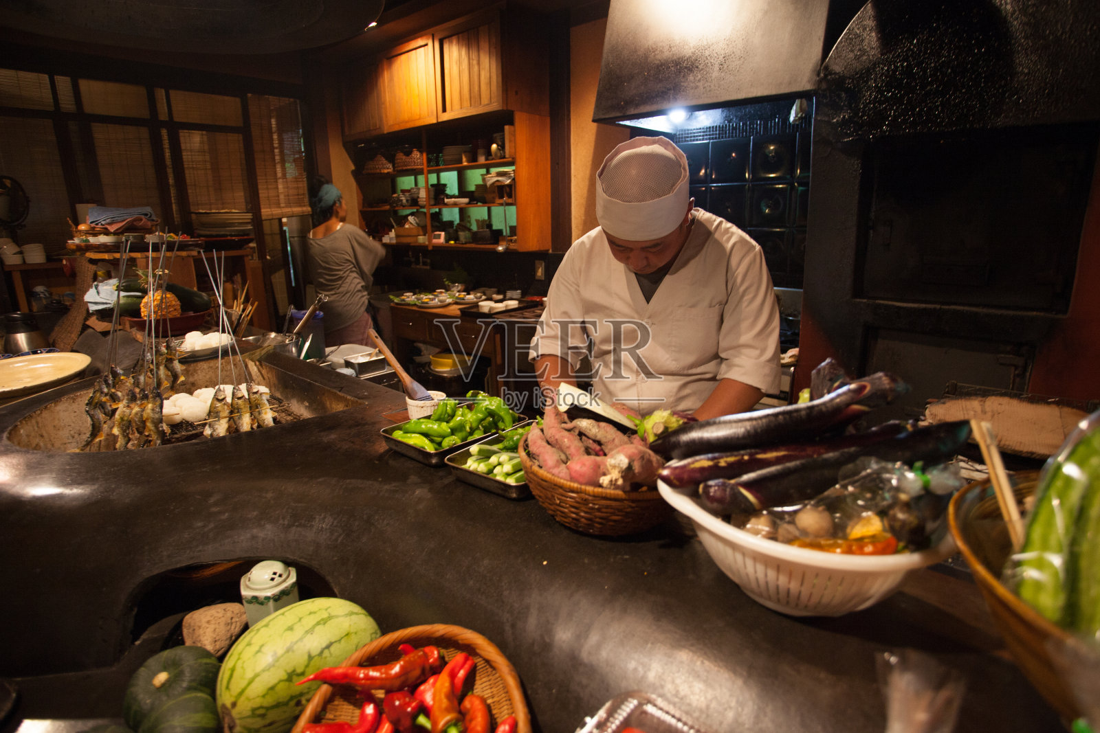 传统日本餐厅的日本厨师照片摄影图片