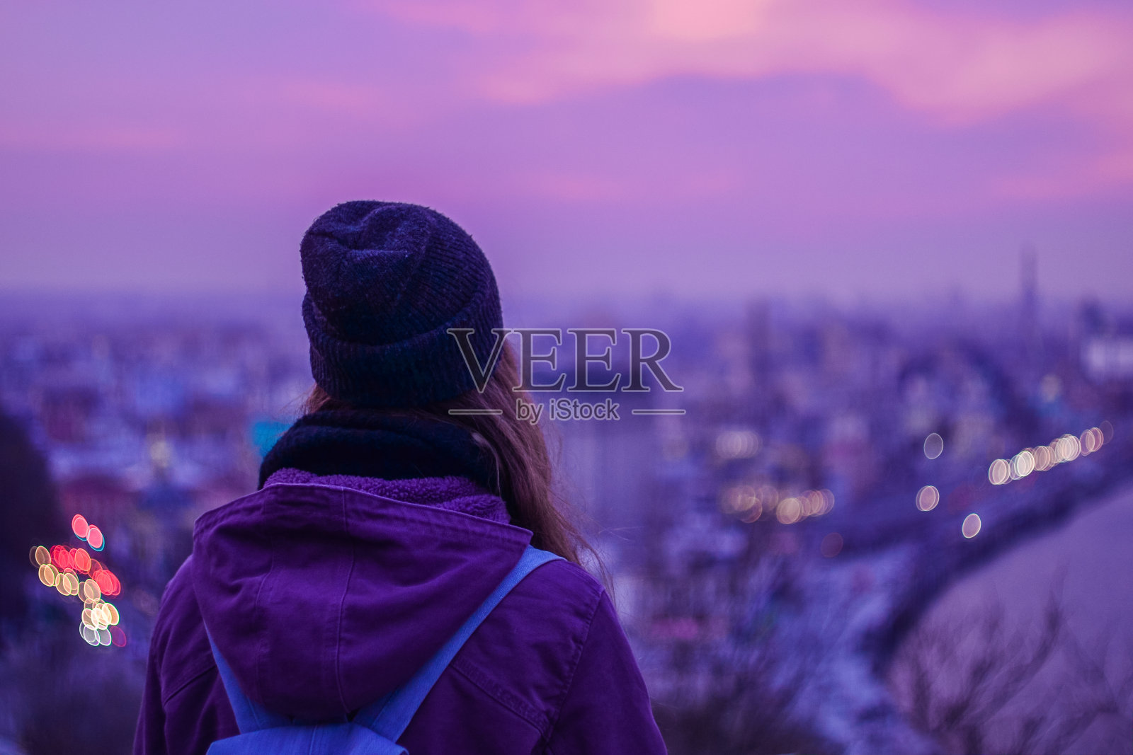 游客潮人看着冬天的城市夜景和紫色的天空照片摄影图片
