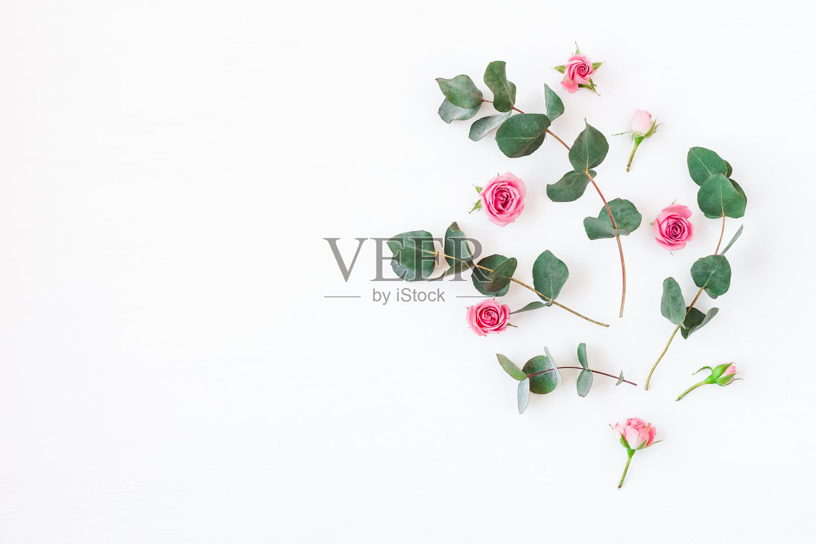 由玫瑰花和桉树枝组成的花照片摄影图片