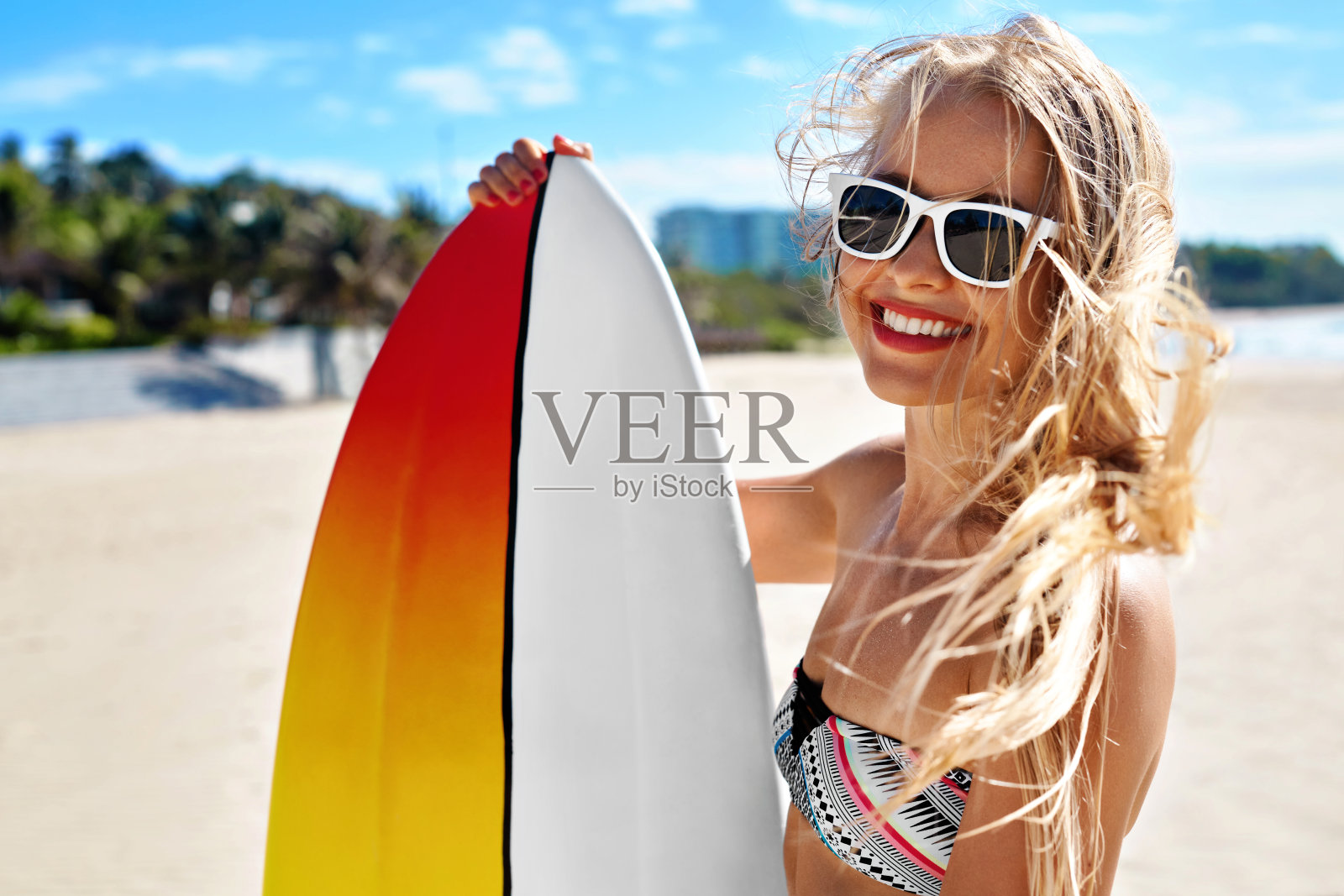 夏季旅游海滩度假。带着冲浪板的快乐女人。夏天照片摄影图片