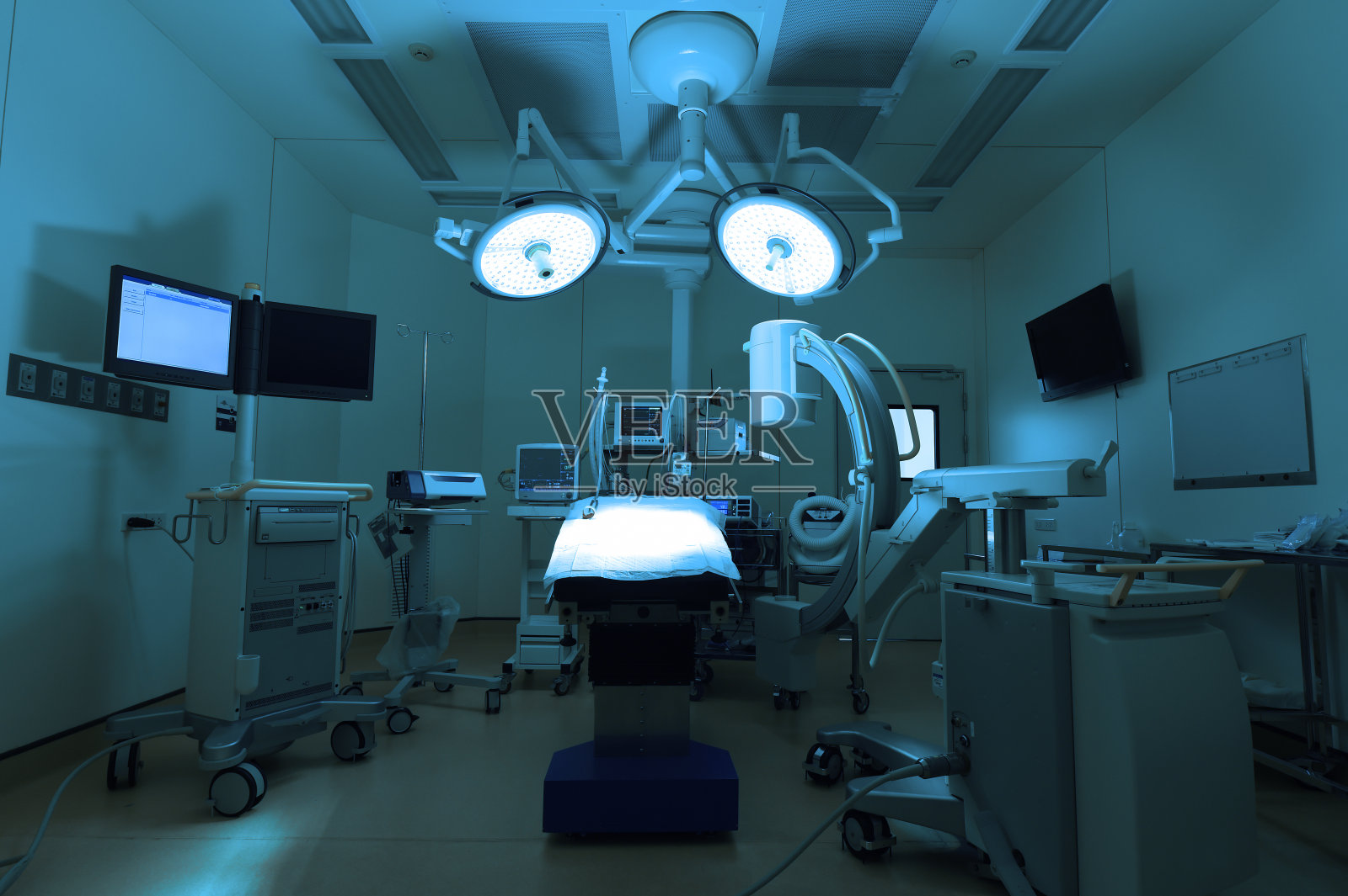 现代手术室的设备和医疗器械照片摄影图片