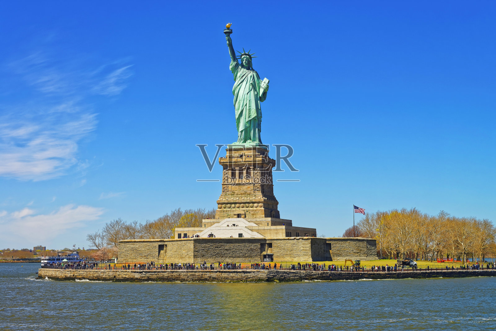 自由岛和纽约湾的雕像照片摄影图片