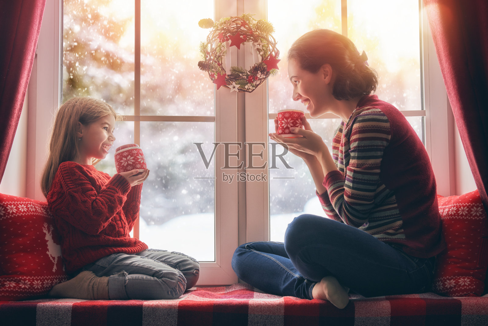 母亲和她的女儿正在享受热茶照片摄影图片