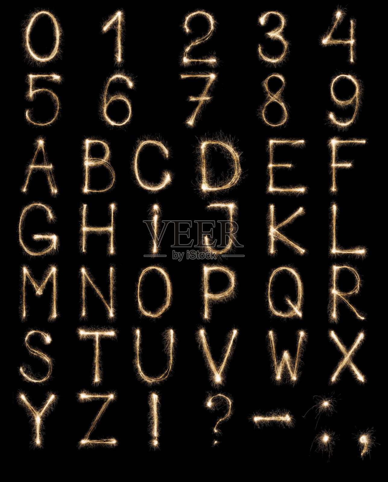 英文字母从火花，字母表和数字在黑色背景。照片摄影图片