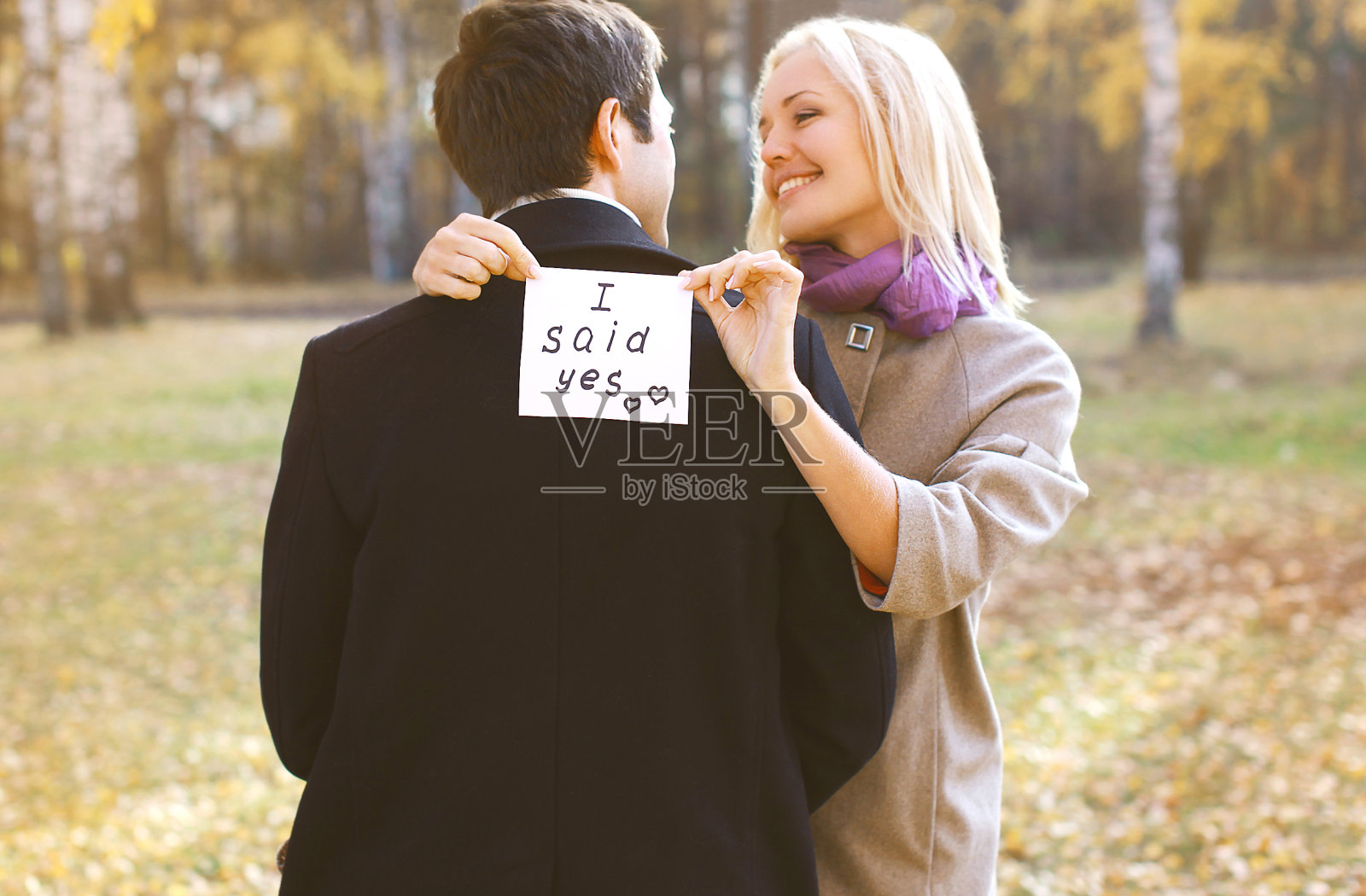 爱情，关系，订婚和婚礼概念-男人提议照片摄影图片