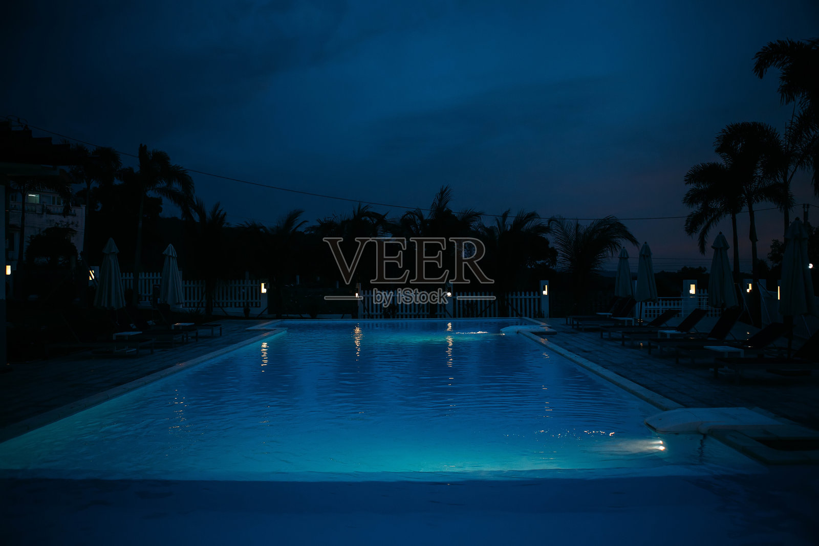 游泳池在夜间照明热带岛屿照片摄影图片