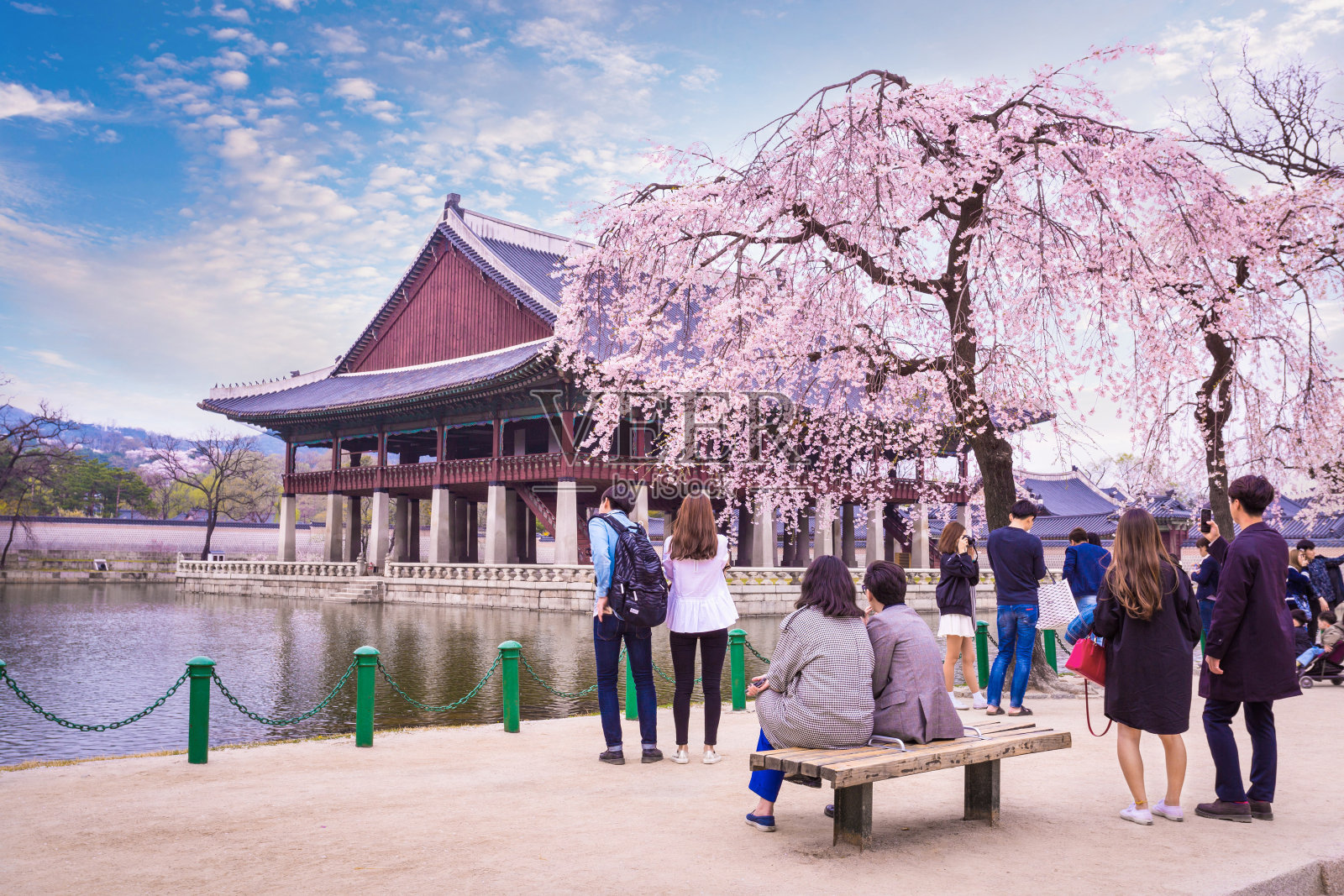 首尔——2015年4月12日:韩国首尔庆福宫的游客。照片摄影图片