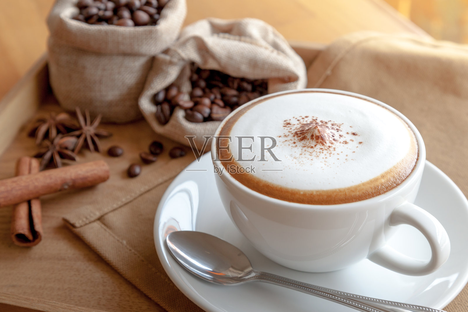 卡布奇诺加咖啡豆照片摄影图片