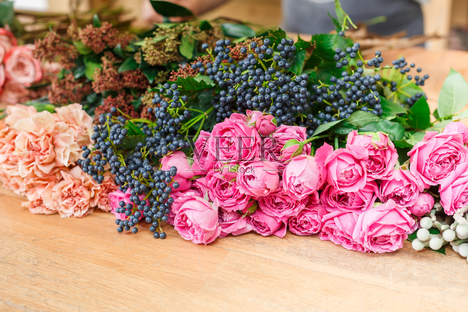 花店的背景。送花束的新鲜玫瑰照片摄影图片