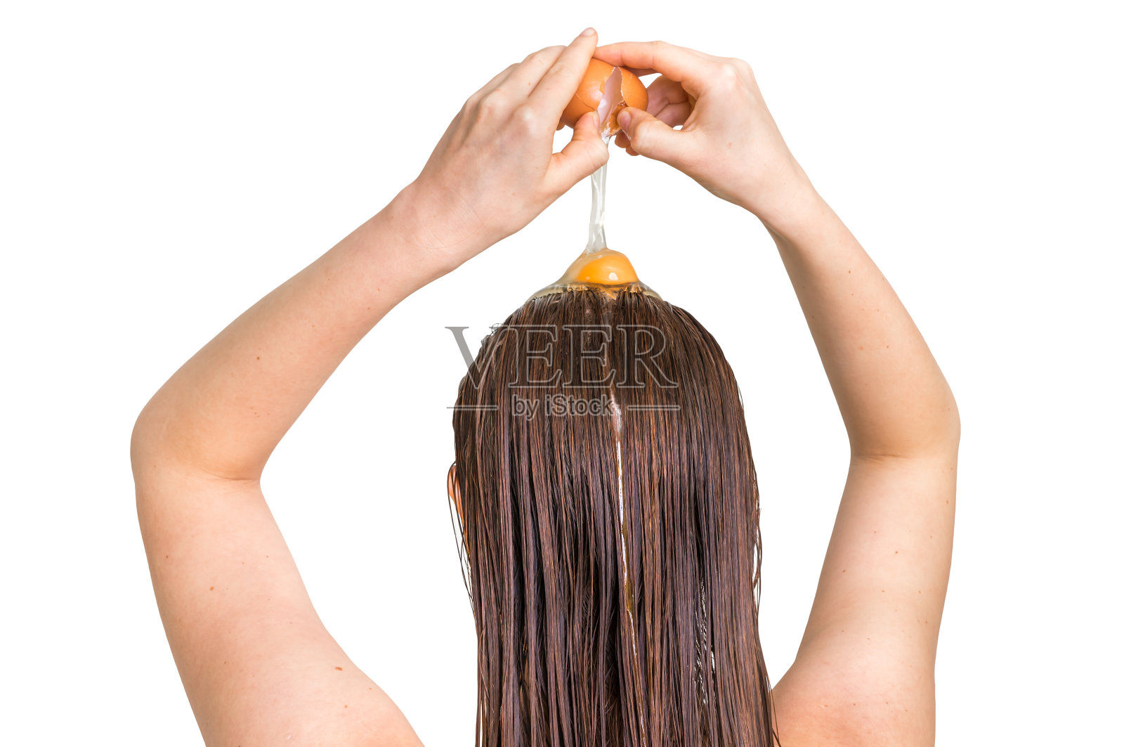 在头发上涂鸡蛋护发素的女人照片摄影图片