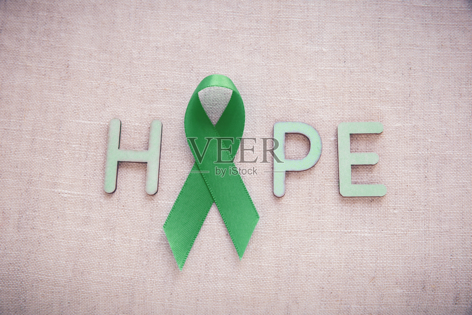 绿丝带带着希望字，防癌意识强，肝、肾都可以照片摄影图片