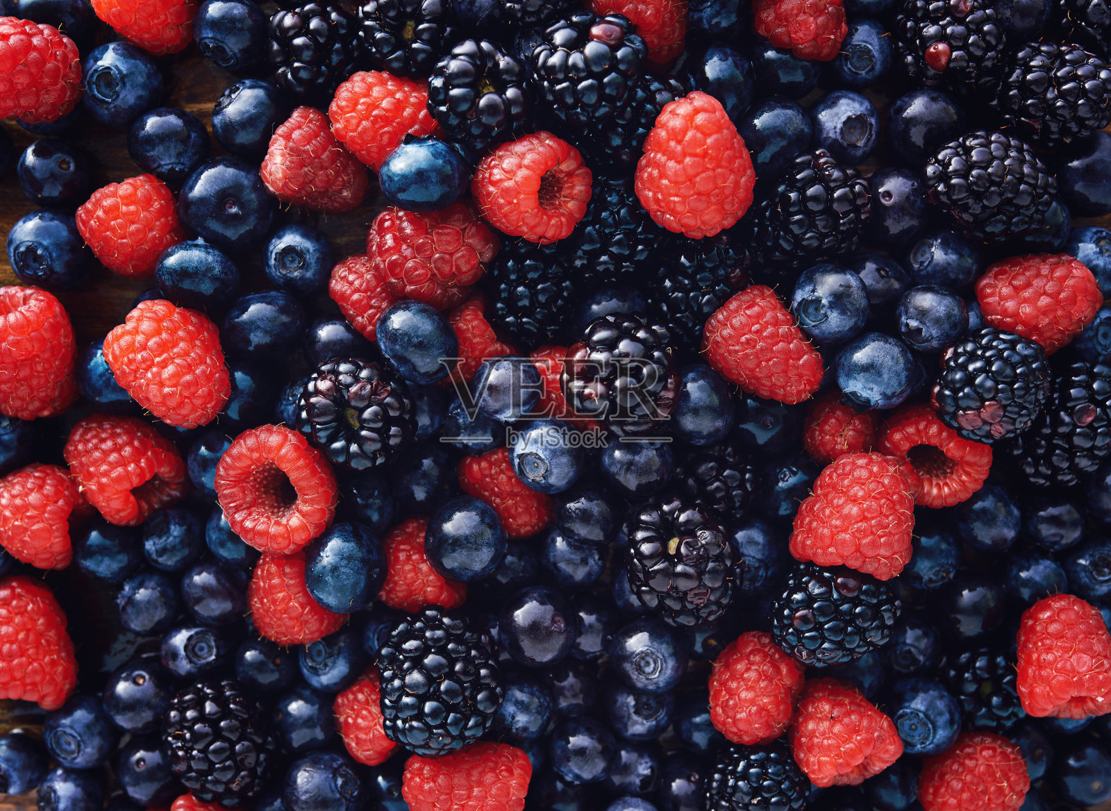 蓝莓、覆盆子和黑莓都是自上而下的照片摄影图片