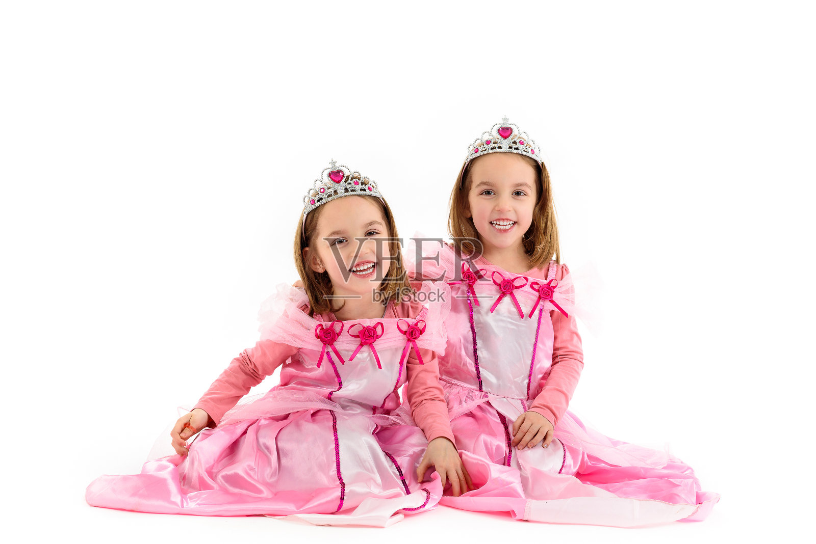双胞胎小女孩打扮成粉红色的公主照片摄影图片