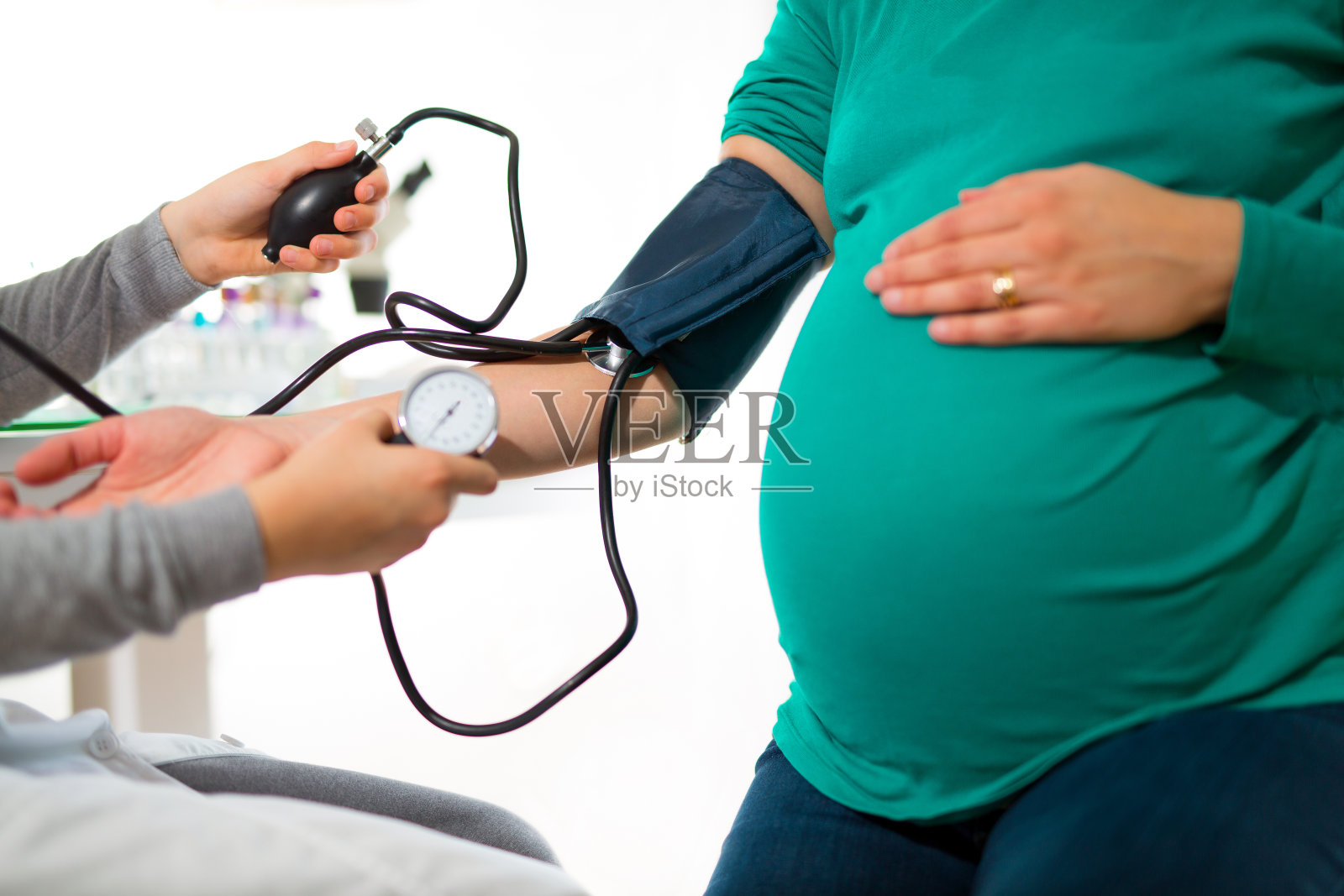 孕妇在医生办公室接受压力测量照片摄影图片