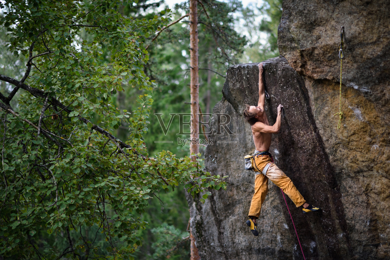 极限运动攀登。年轻的男性攀岩者。照片摄影图片