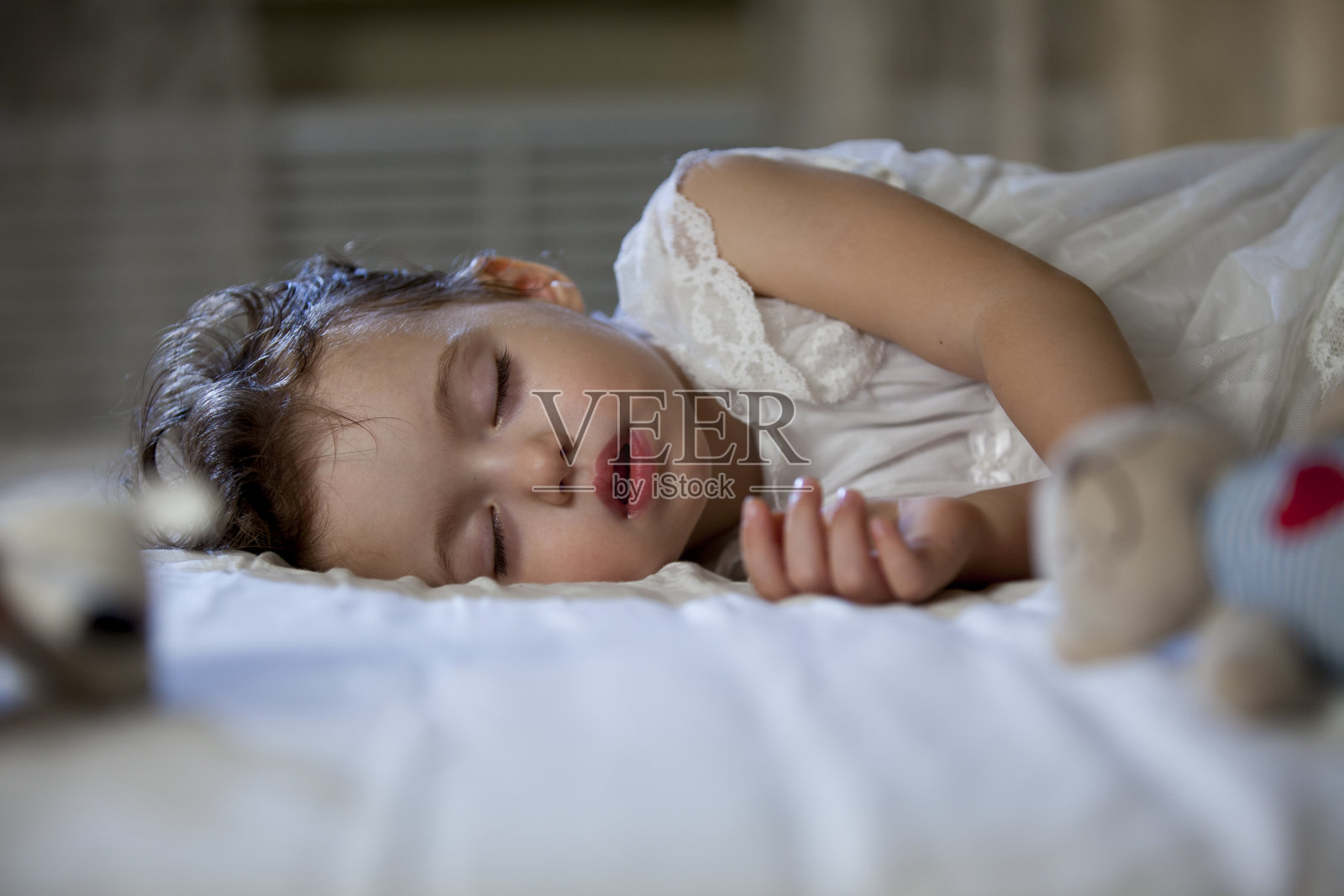 可爱的小女孩在睡觉照片摄影图片