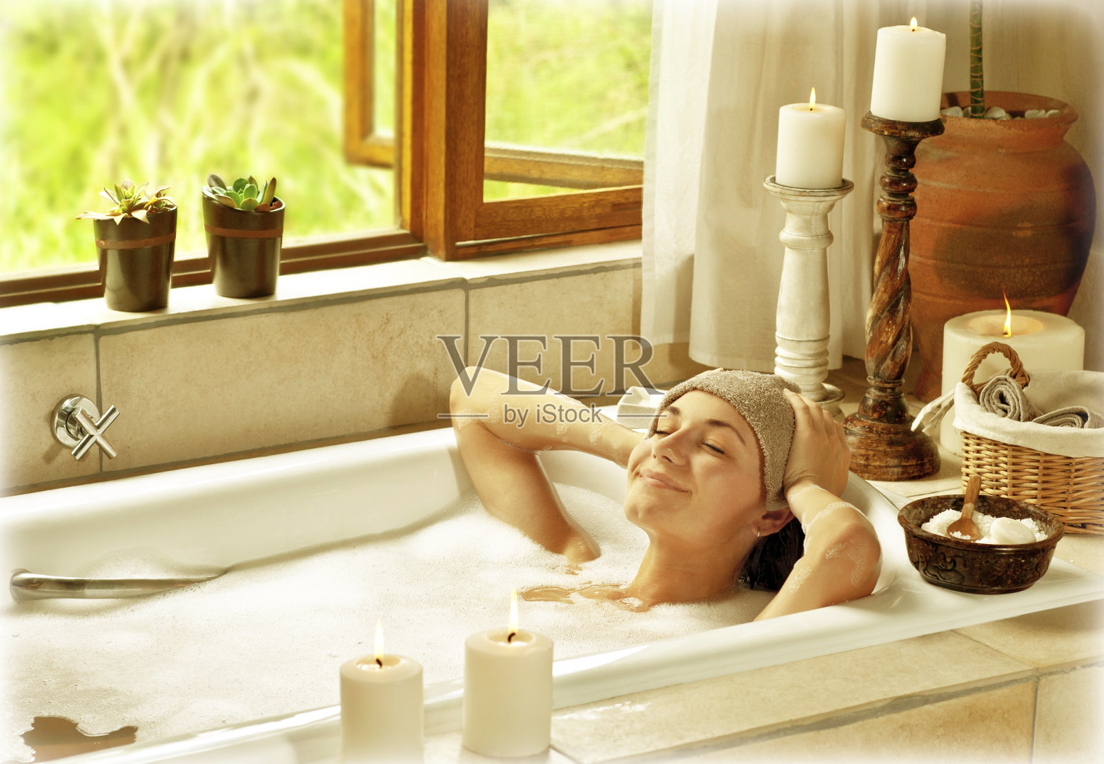 在泡泡浴中放松的女人照片摄影图片
