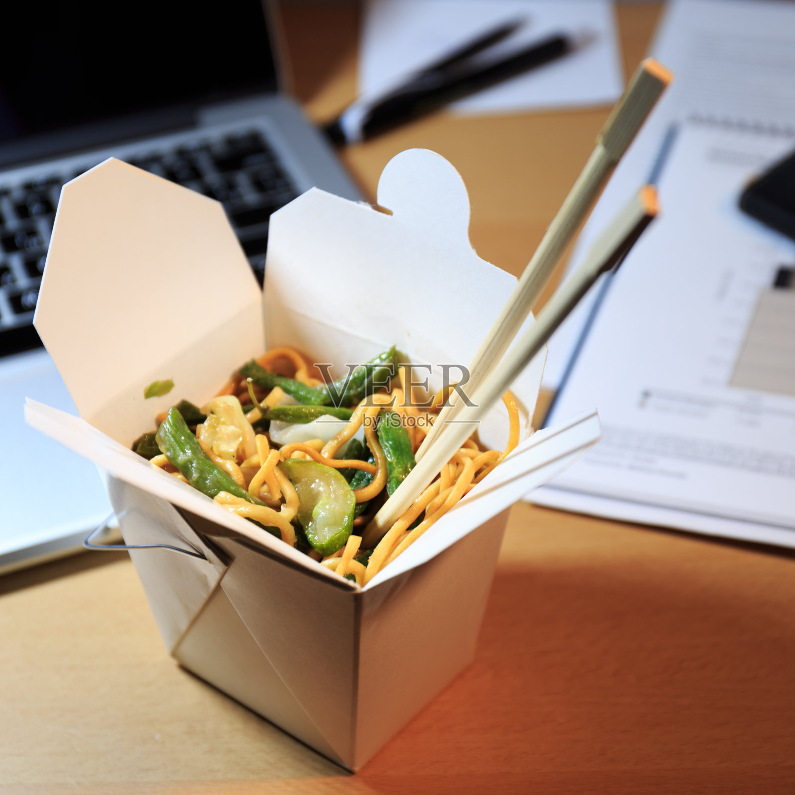桌上放着中餐盒。在办公室吃饭。加班的概念。照片摄影图片