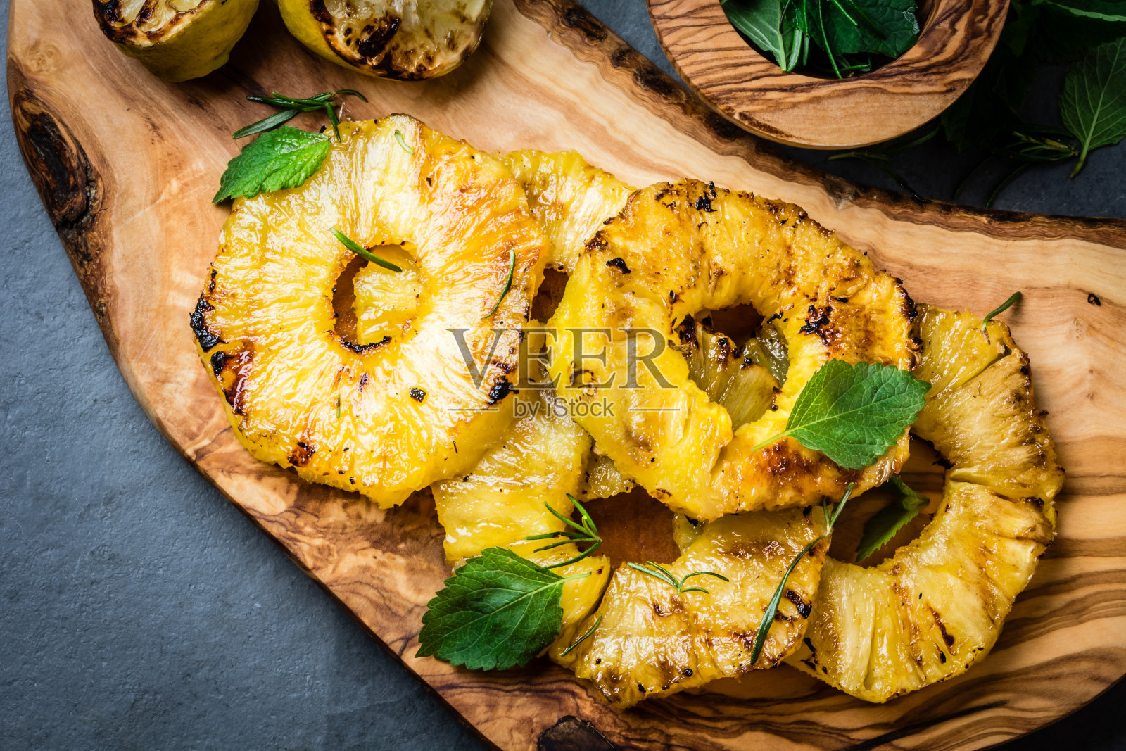 烤菠萝片与新鲜薄荷橄榄切板照片摄影图片