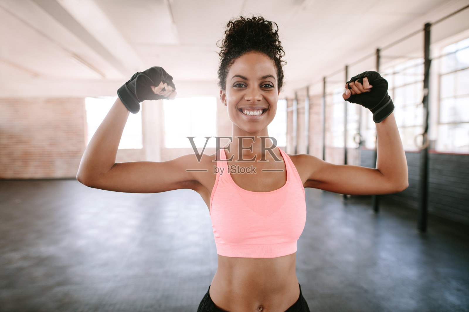 健身女性伸缩肌肉照片摄影图片