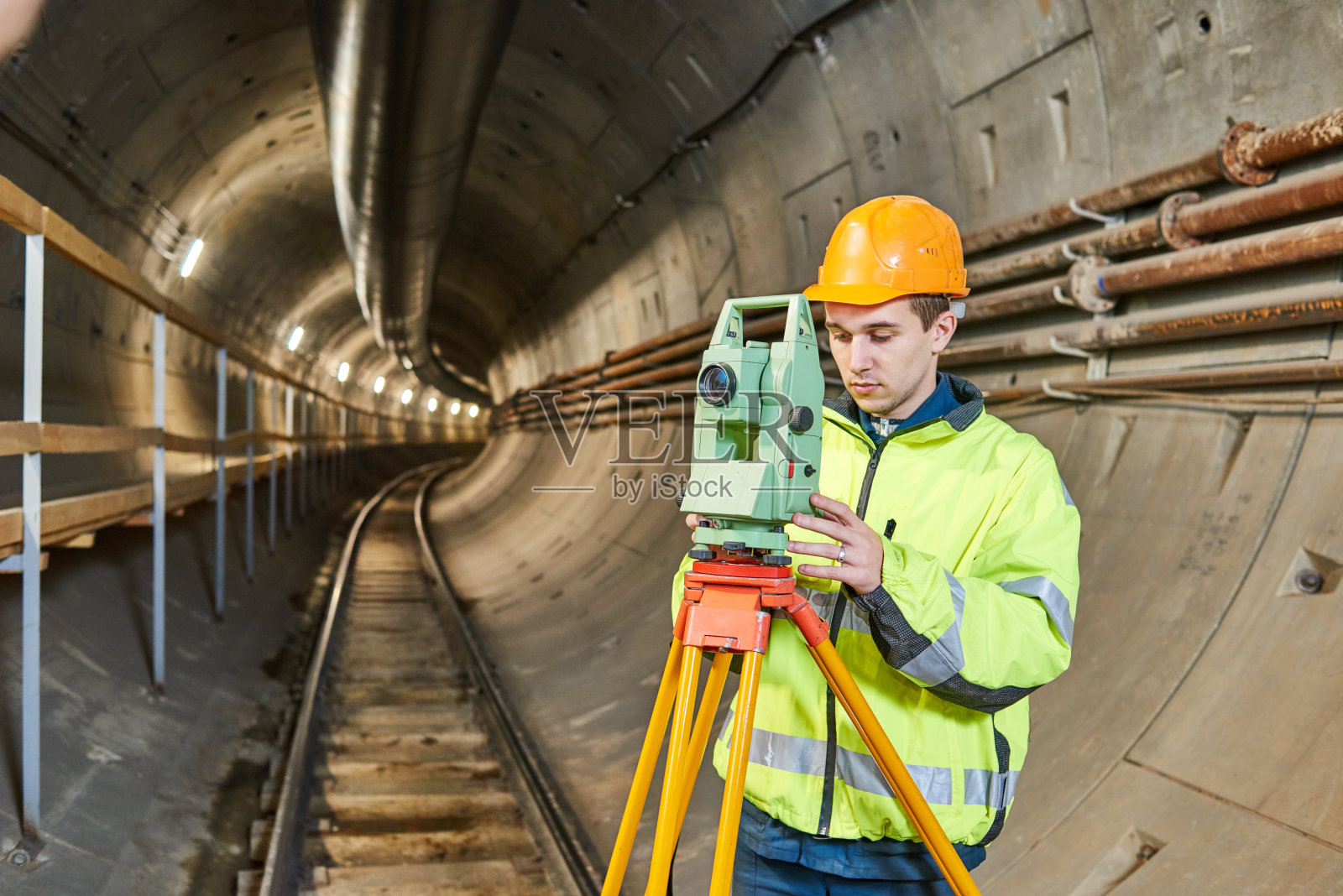 在地下铁路隧道施工中使用经纬仪测量员照片摄影图片