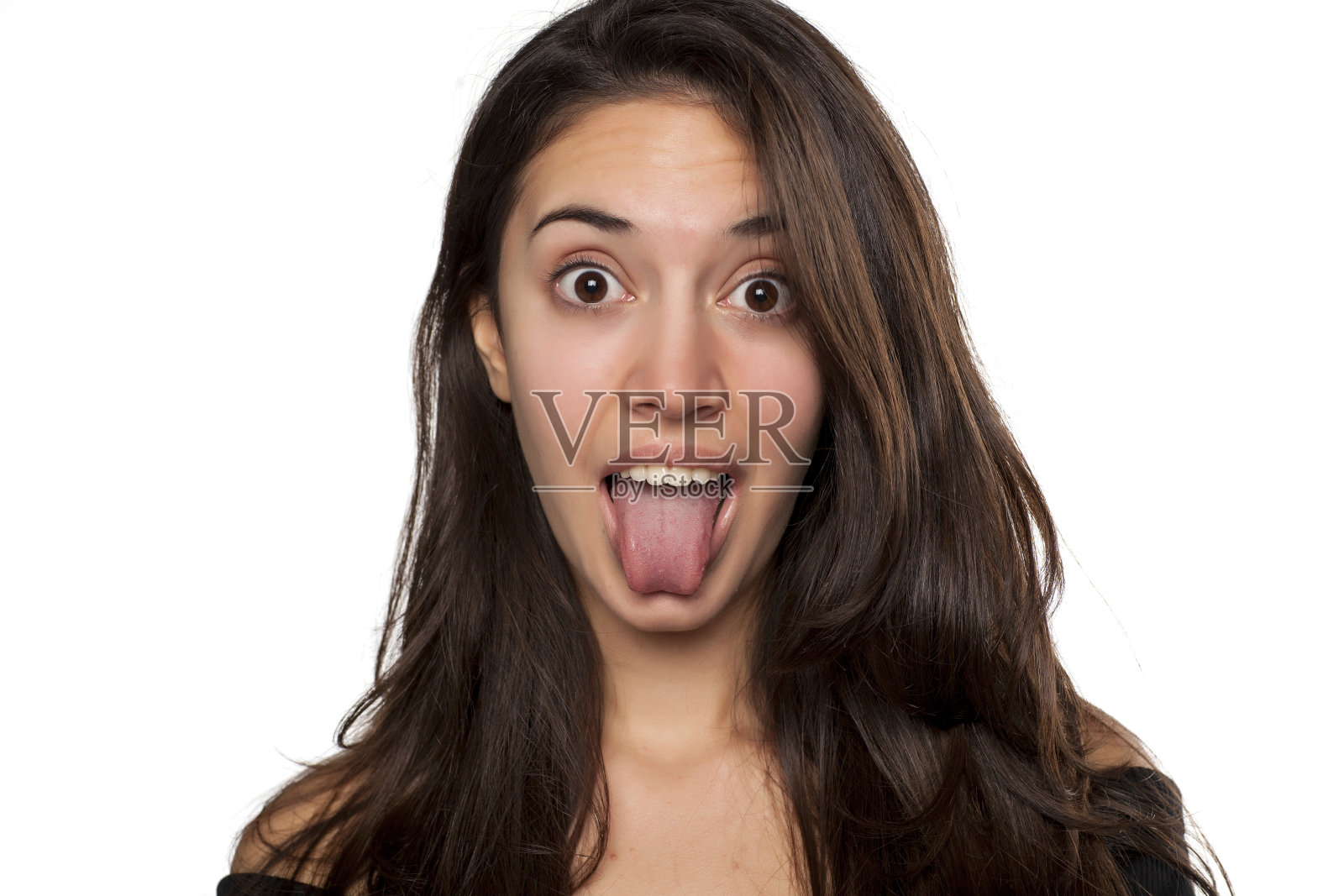 一个伸出舌头的快乐女孩的肖像照片摄影图片