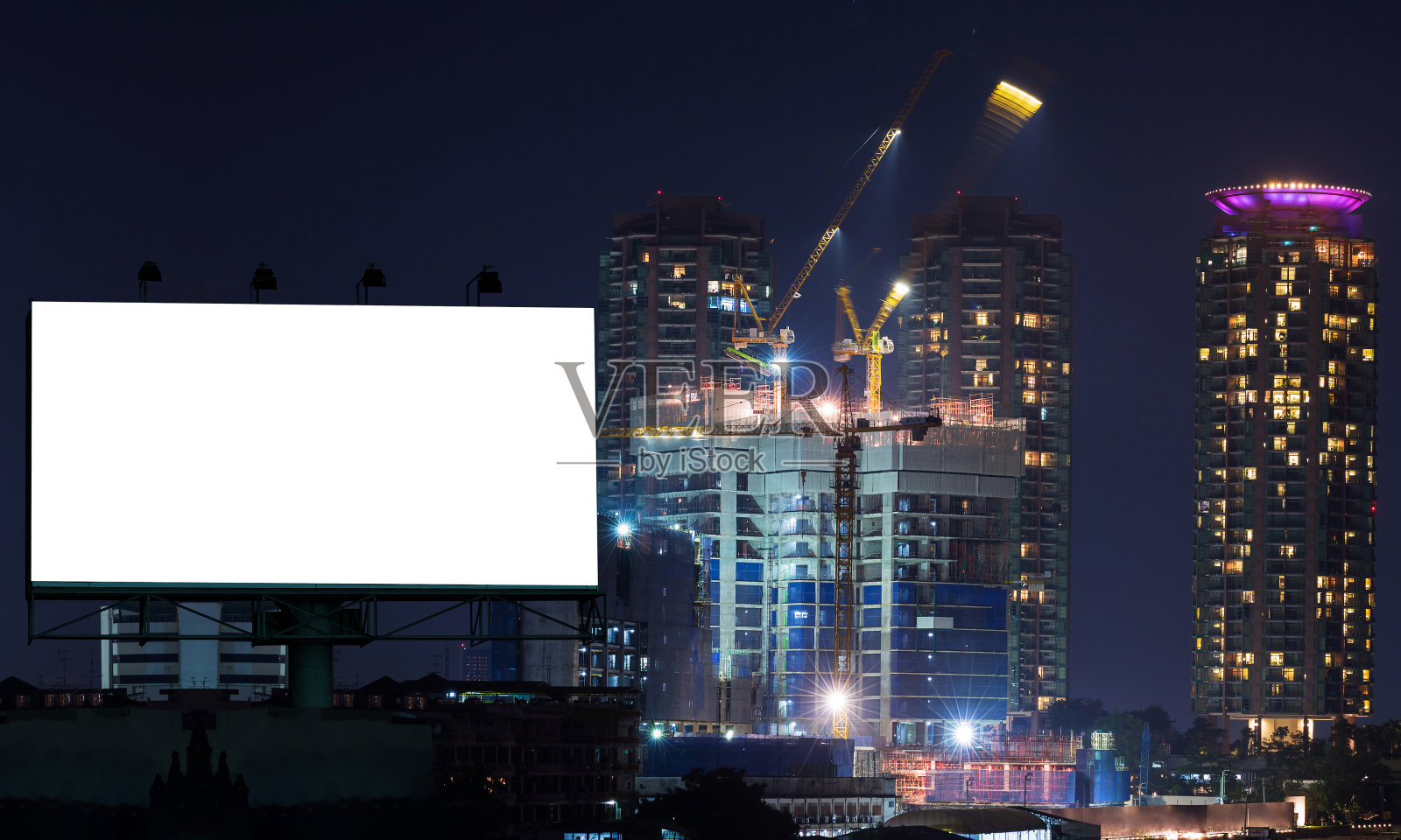 建筑用起重机和建筑物上的空白广告牌照片摄影图片