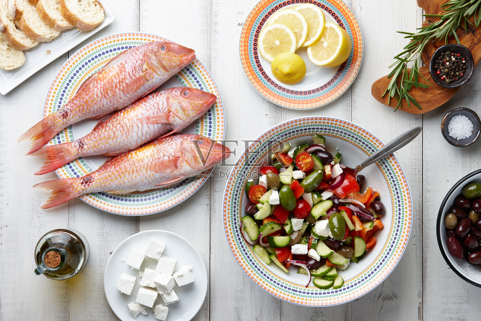 红鲻鱼和地中海菜肴烹饪照片摄影图片