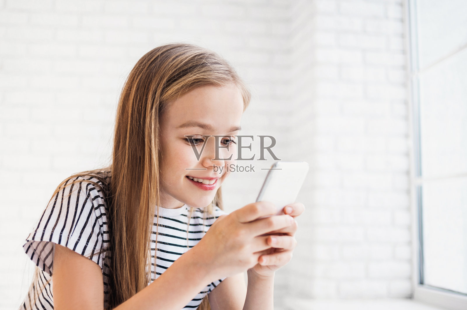 有趣的小女孩使用智能手机照片摄影图片